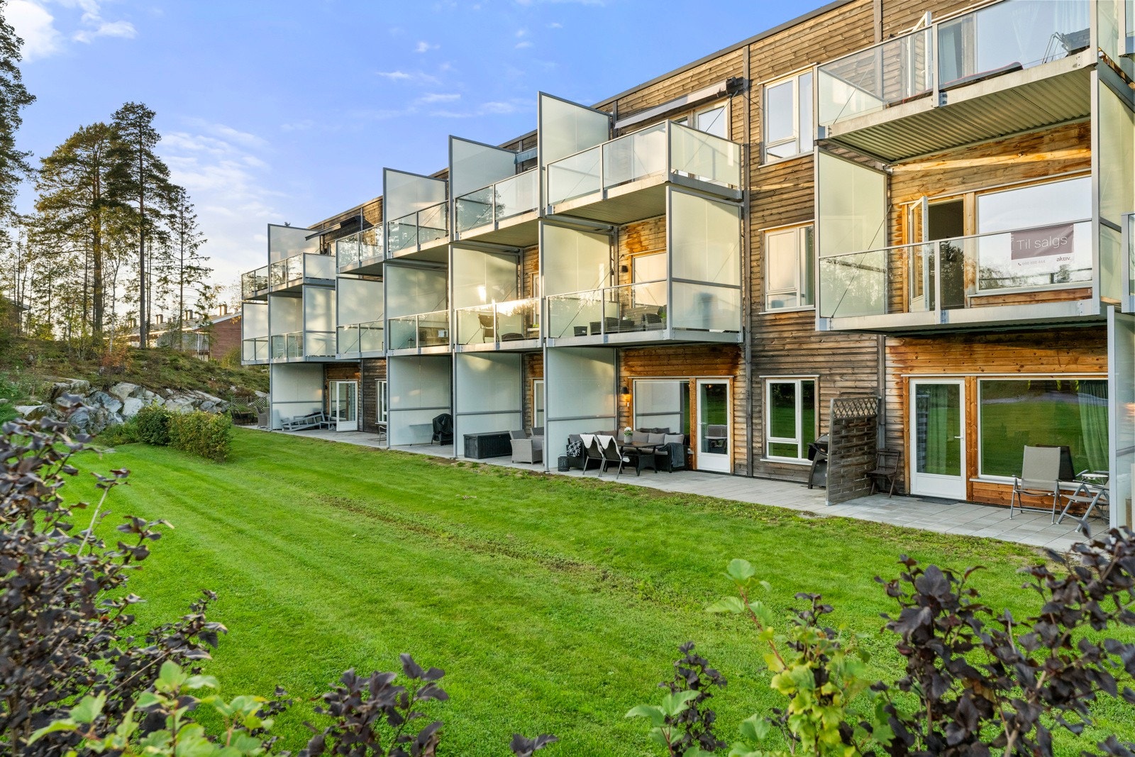 Stor gressplen for felles lek med tilgang fra leiligheten. Skjermet og rolig område Galleribilde