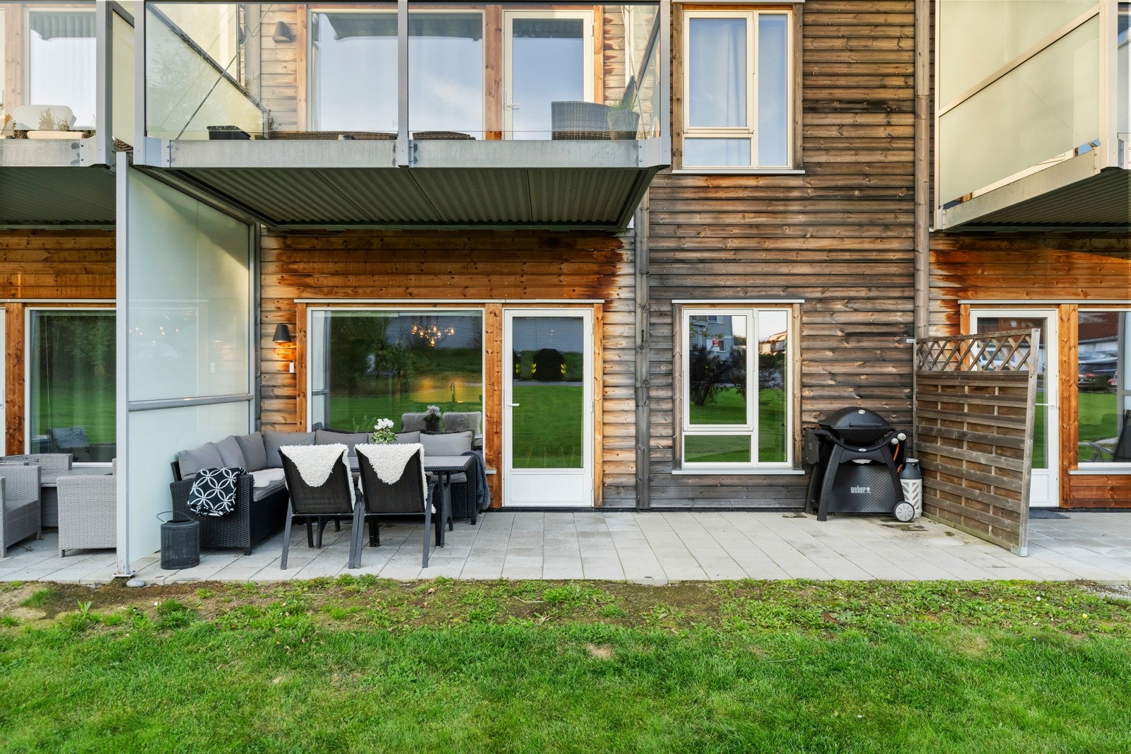God plass på markterrassen til en lounge, spiseplass og en grill Galleribilde