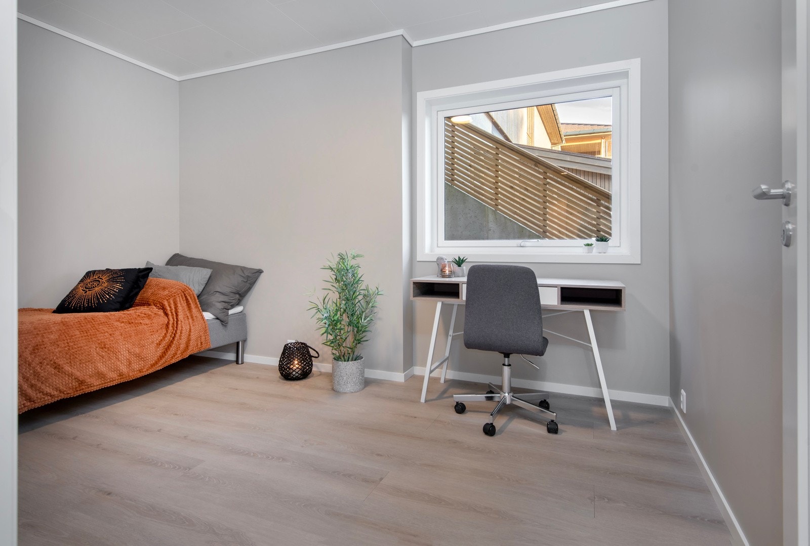 Soverom nr 2 med de samme fine overflatene som de øvrige rom. Galleribilde