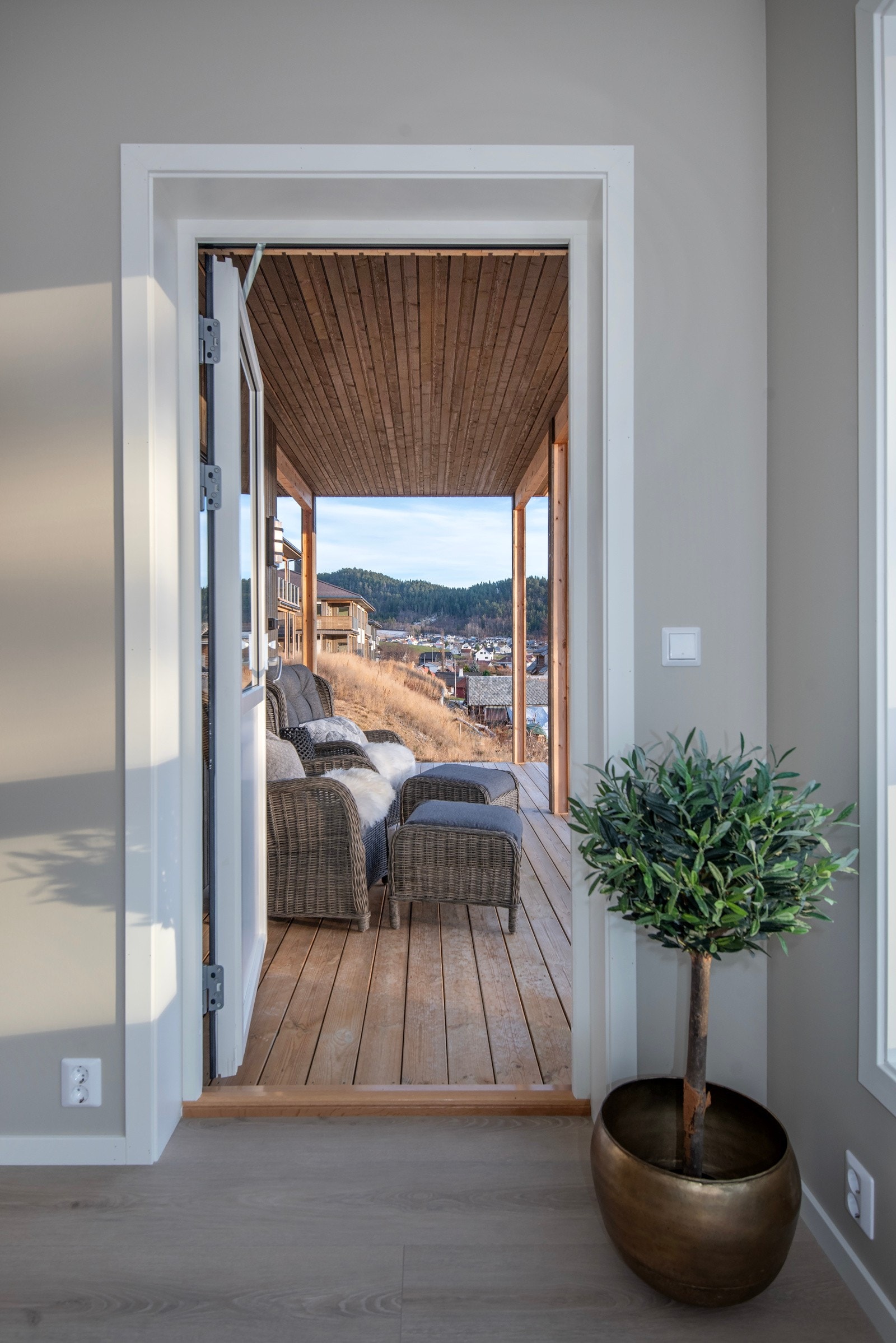 Fra stuen er det utgang til en fin sørvendt terrasse som er overbygd med tett dekke. Galleribilde