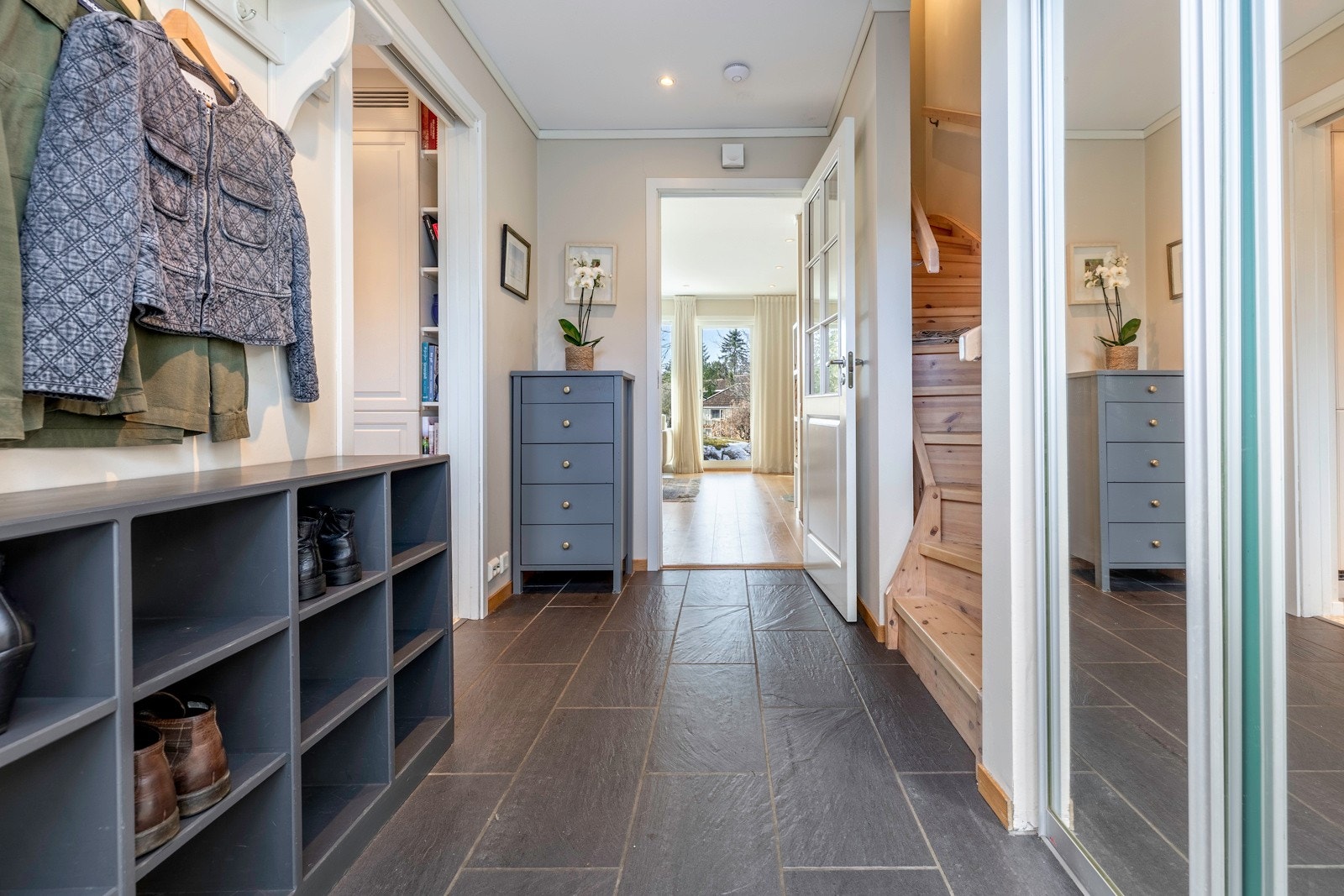 Jakker og annet yttertøy ryddes enkelt bort i en plassbygget skyvedørsgarderobe i entreen. Galleribilde