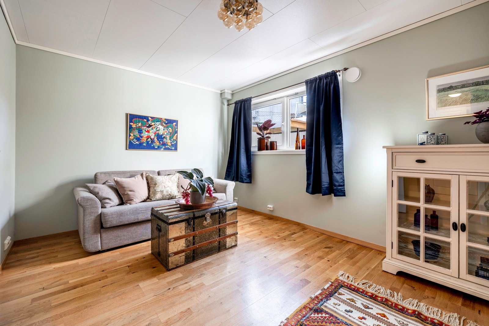 I kjelleretasjen finner man en hyggelig stue - et kjærkomment oppholdsrom for lek, vennebesøk og avslapning. Galleribilde