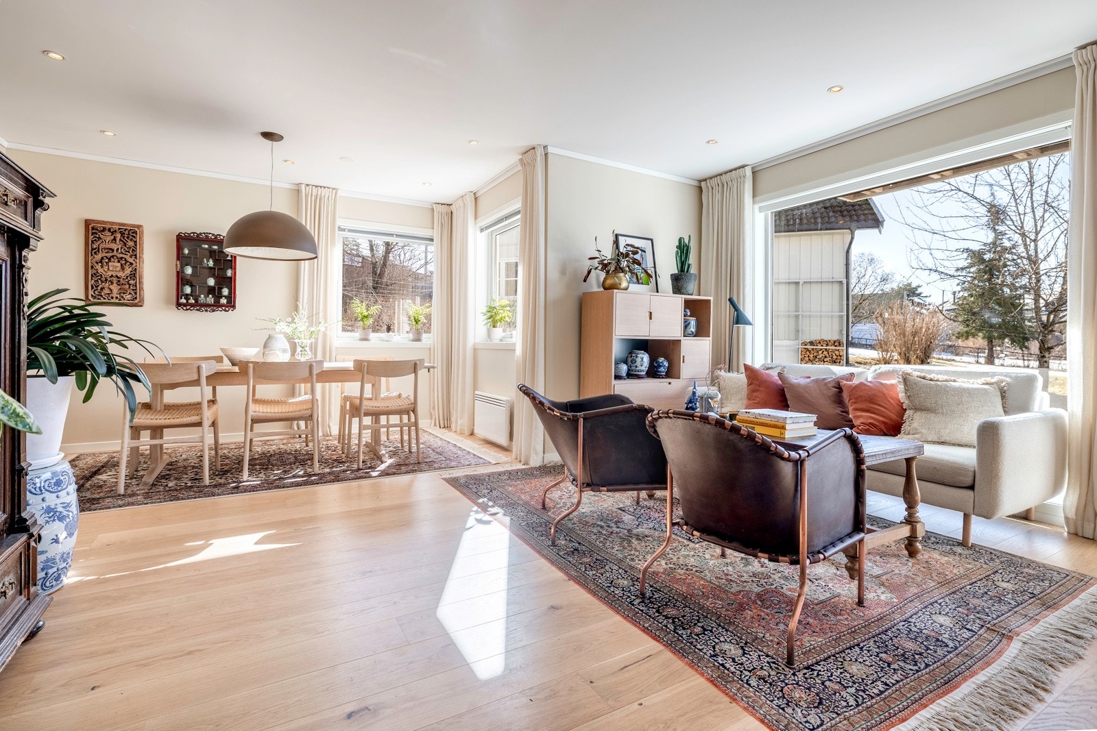 Store vinduer i to himmelretninger sørger for rikelig med dagslys til stuen. Stuen har god plass til flere soner, og innbyr til hygge fra tidlig morgen til sent på kveld. Galleribilde