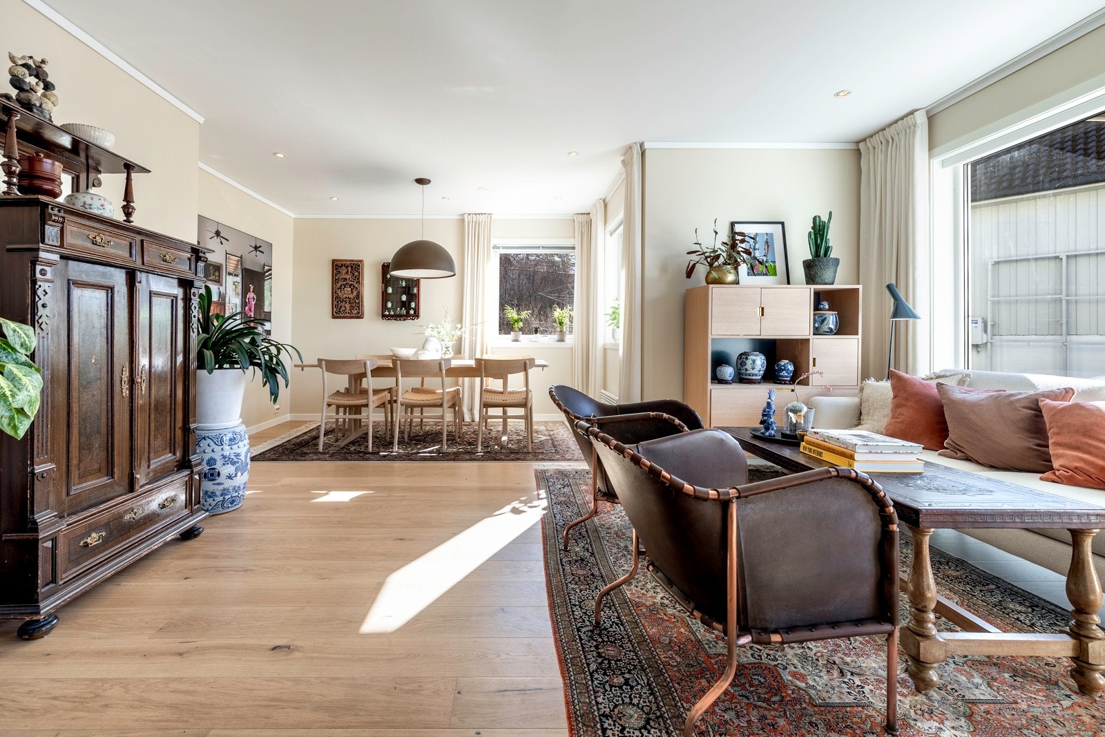 Stuen er smakfullt innredet med 1-stavs eikeparkett fra 2022. Galleribilde