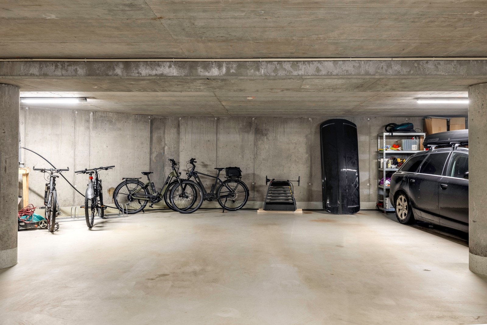 Boligen disponerer to biloppstillingsplasser i et felles garasjeanlegg i kjelleren. Galleribilde