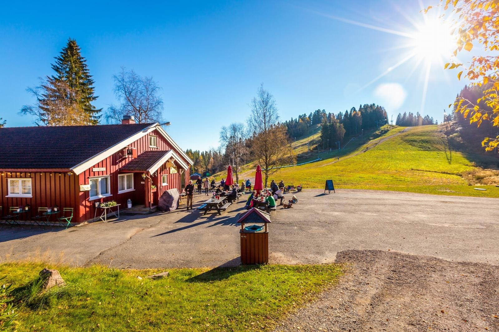 Trollvannstua med bademuligheter sommerstid... Galleribilde