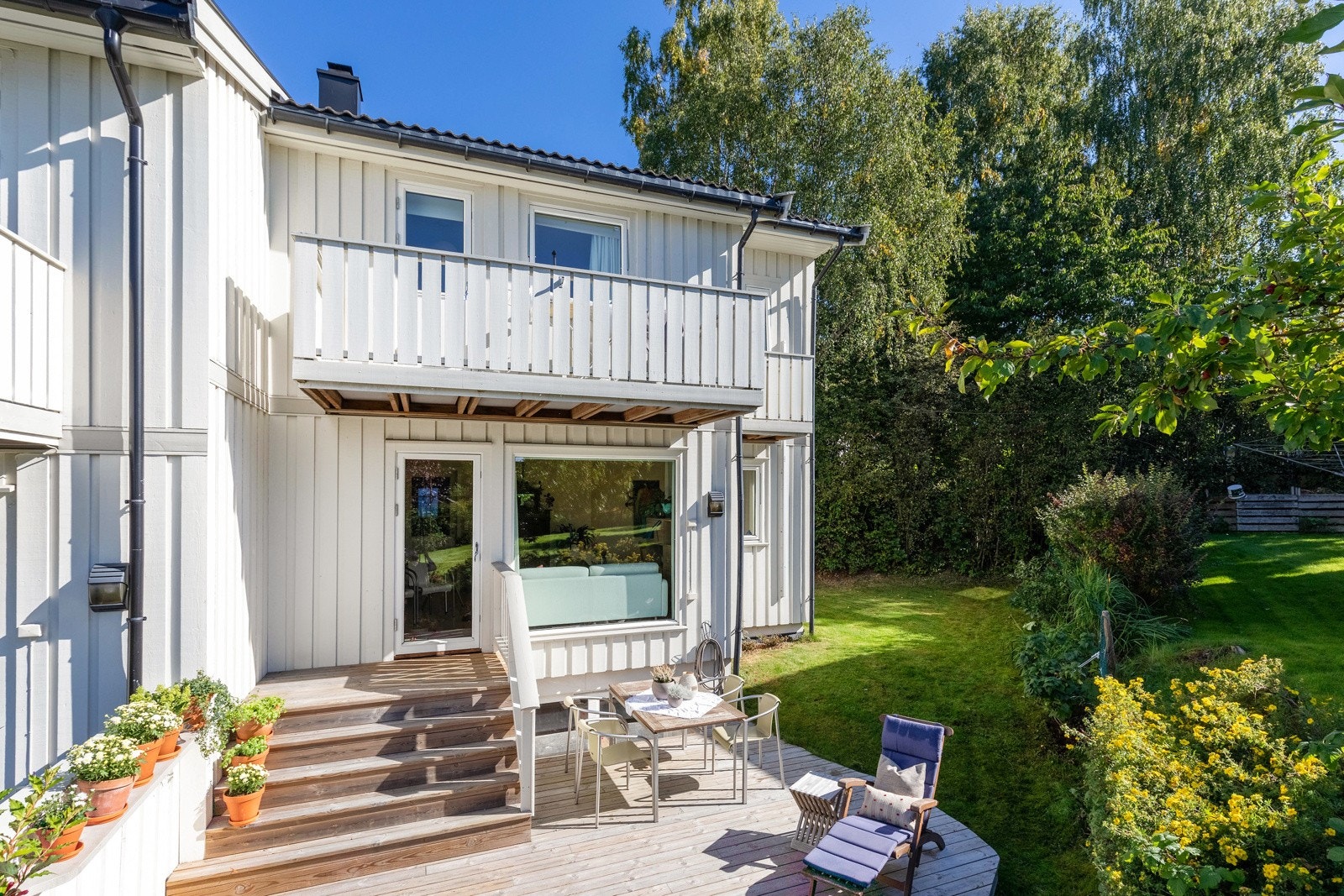 Utenfor stuen har boligen en sydvestvendt terrasse på ca. 16 m², med videre adkomst til hagen. Galleribilde