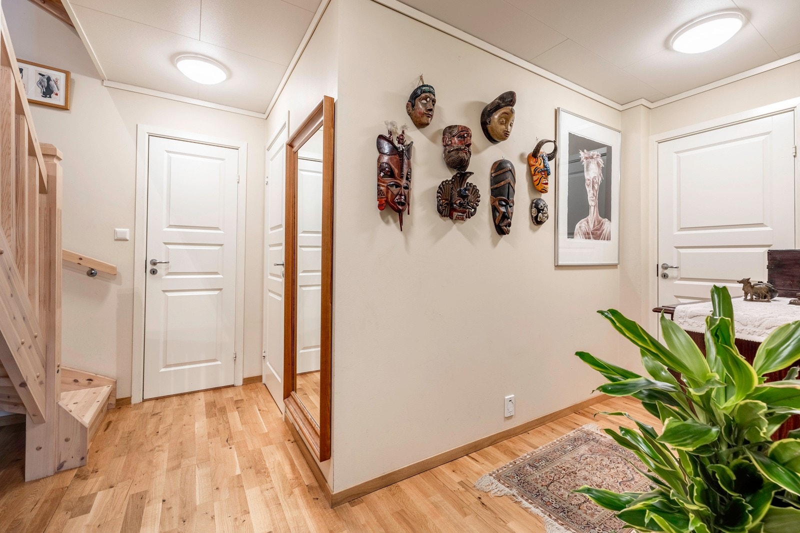 I kjelleretasjen er det gode lagringsmuligheter i en stor innvendig bod og en smart mindre bod ved trappen. Galleribilde