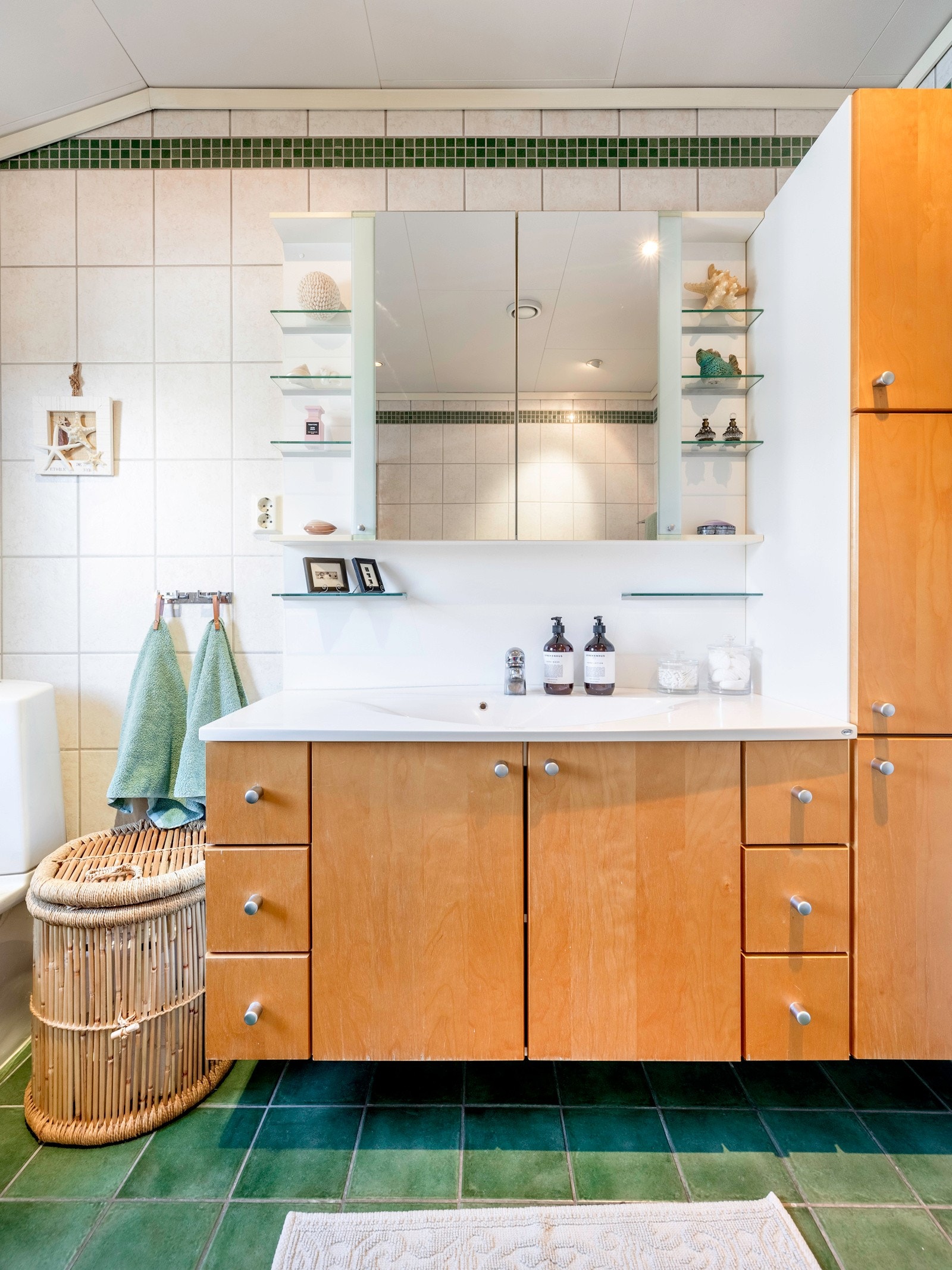 Badet oppe har god plass til oppbevaring av håndklær og hygieneartikler. Galleribilde