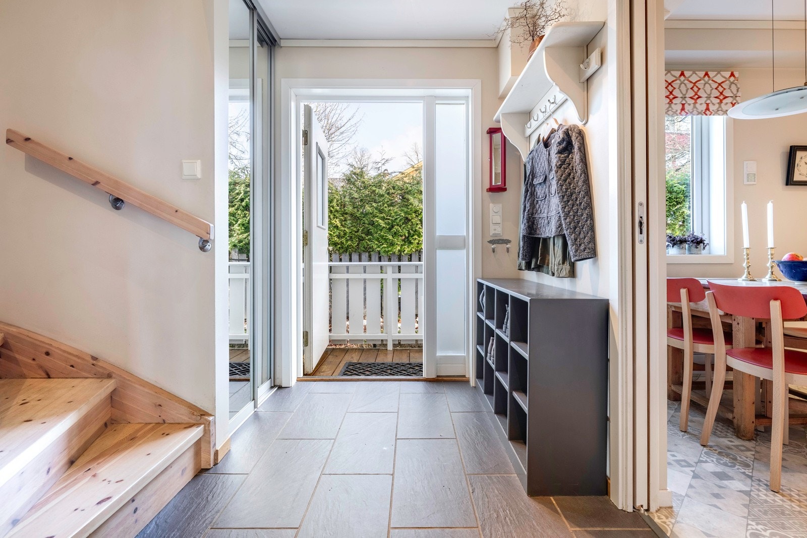 Man ønskes velkommen av en innbydende entré med flislagt gulv. Galleribilde