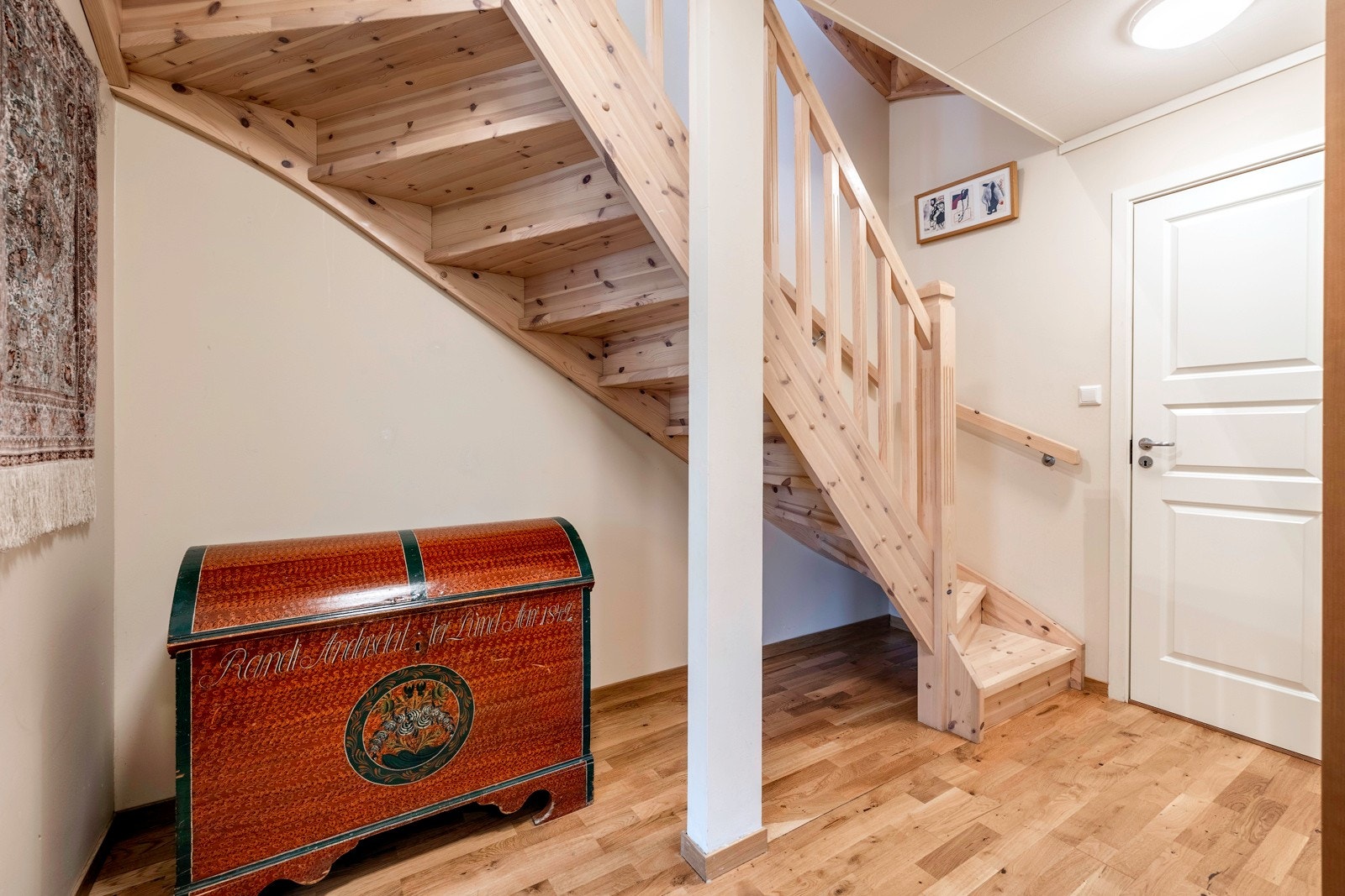 Rekkehuset har en familievennlig planløsning over tre etasjer. Galleribilde