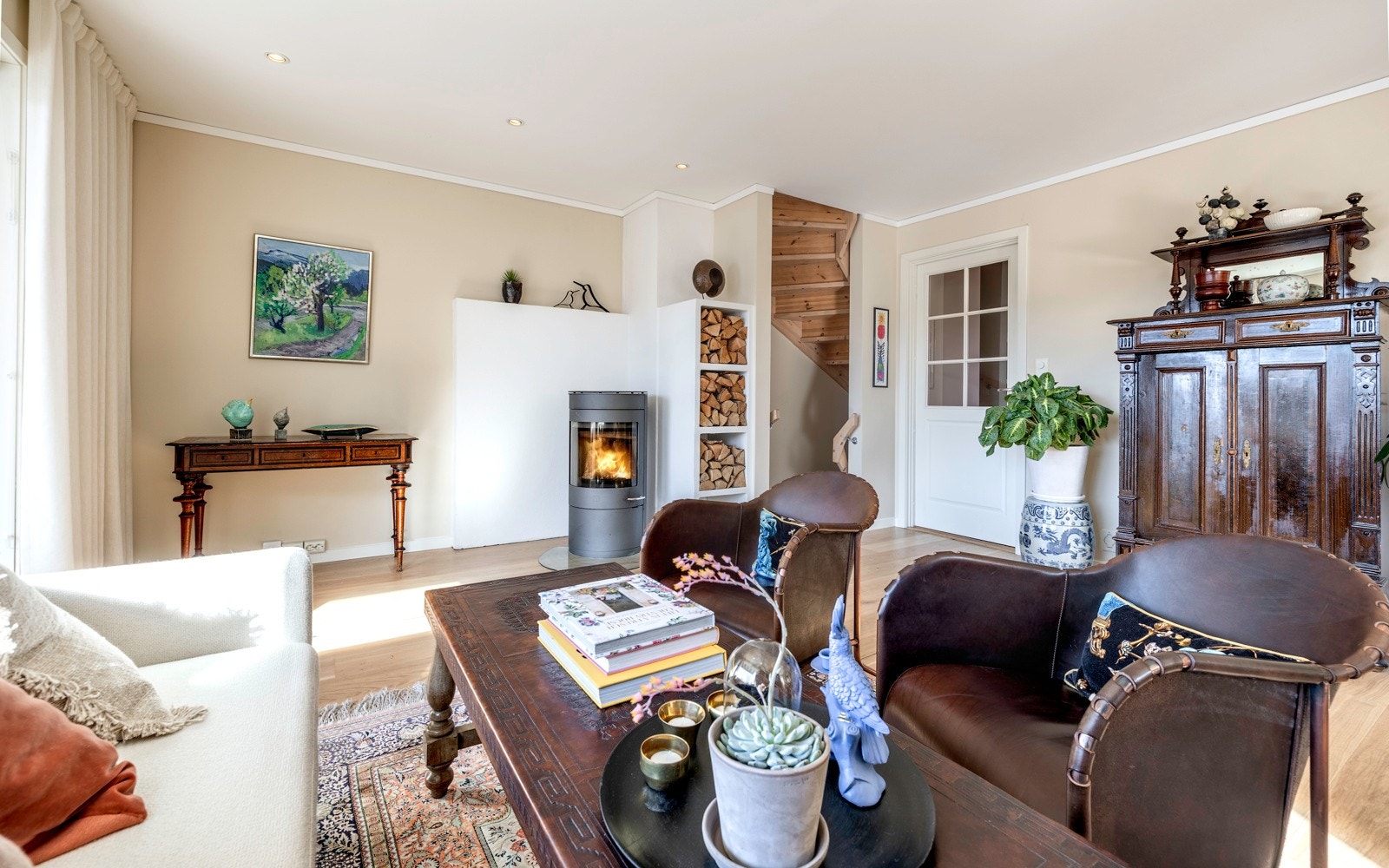 Lune kvelder sikres av en peisovn på ildfast plate. Galleribilde