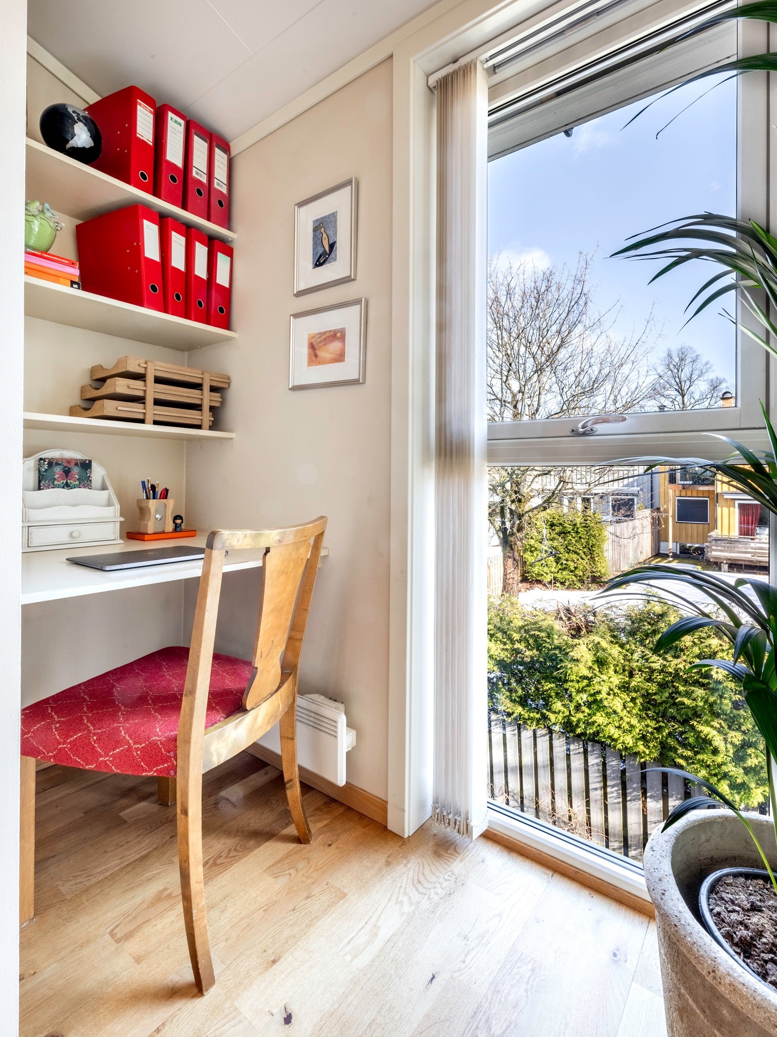 Gangen oppe har et plassbygget kontor med pult og hyller. Galleribilde