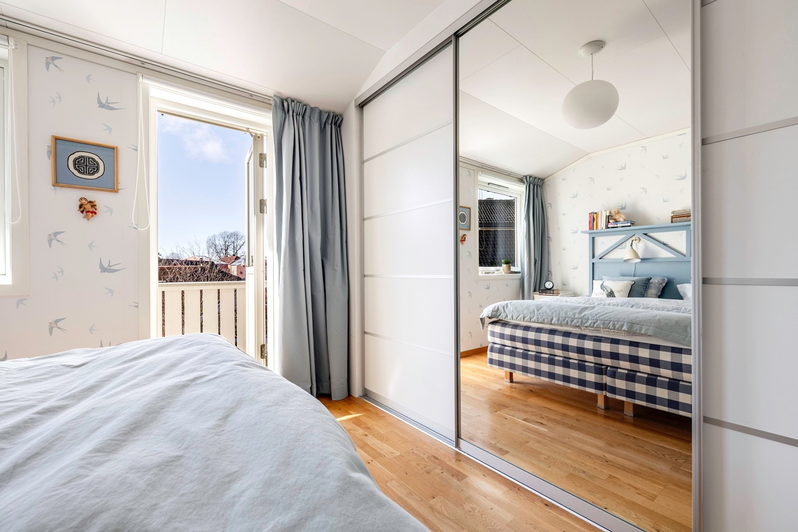 Langs den ene veggen har hovedsoverommet en stor og plassbygget skyvedørsgarderobe. Galleribilde