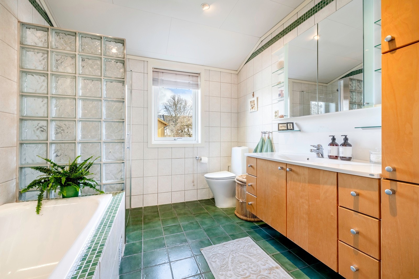 Planløsningen byr på to bad med toaletter fra 2016/17, ett i andre etasje (avbildet) og ett på kjellerplanet. Galleribilde