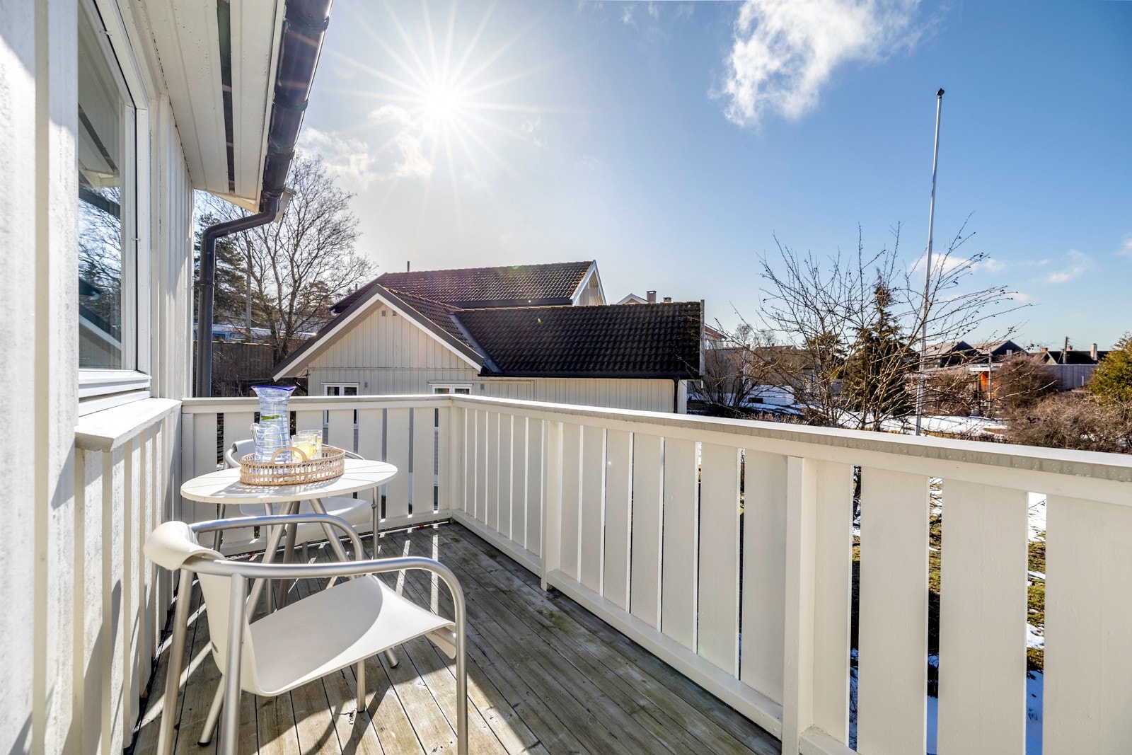 Fra hovedsoverommet er det utgang til en luftig og solrik balkong på ca. 6 m² Galleribilde