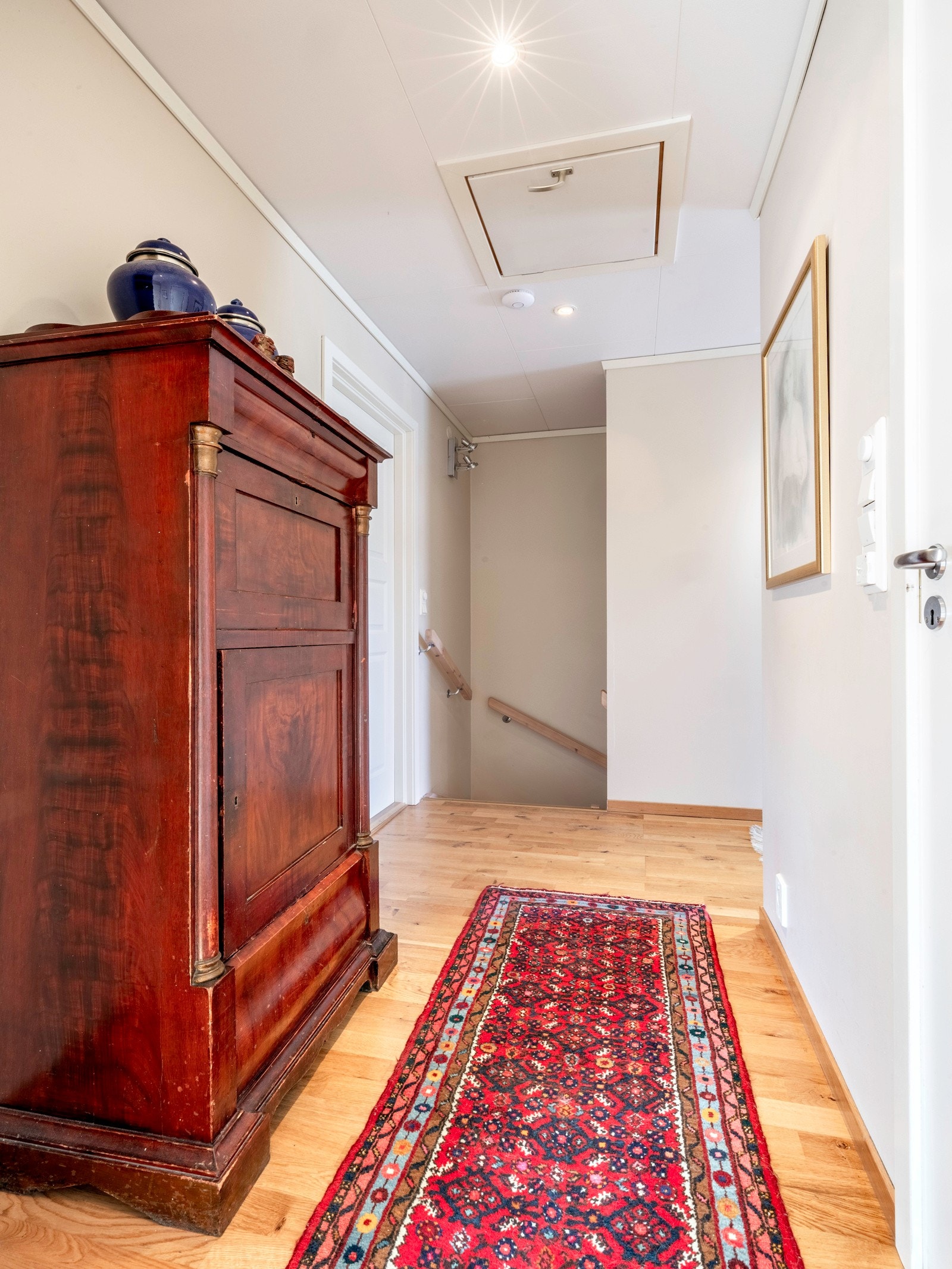 Gangen i andre etasje med tilgang til luke opp til loft. Galleribilde