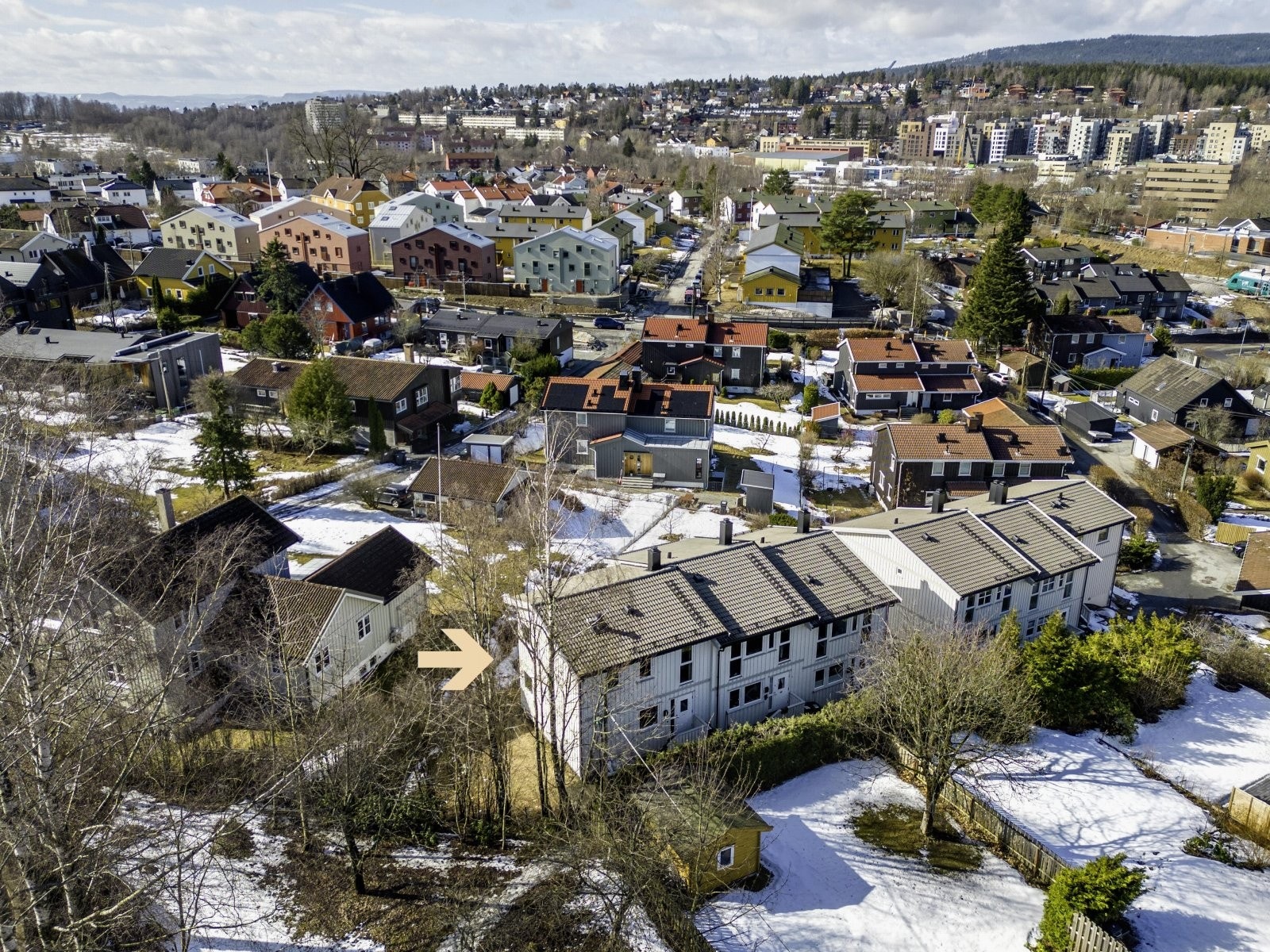 Både Coop Prix og Rema 1000 nås på ca. 6-7 minutter til fots. Galleribilde