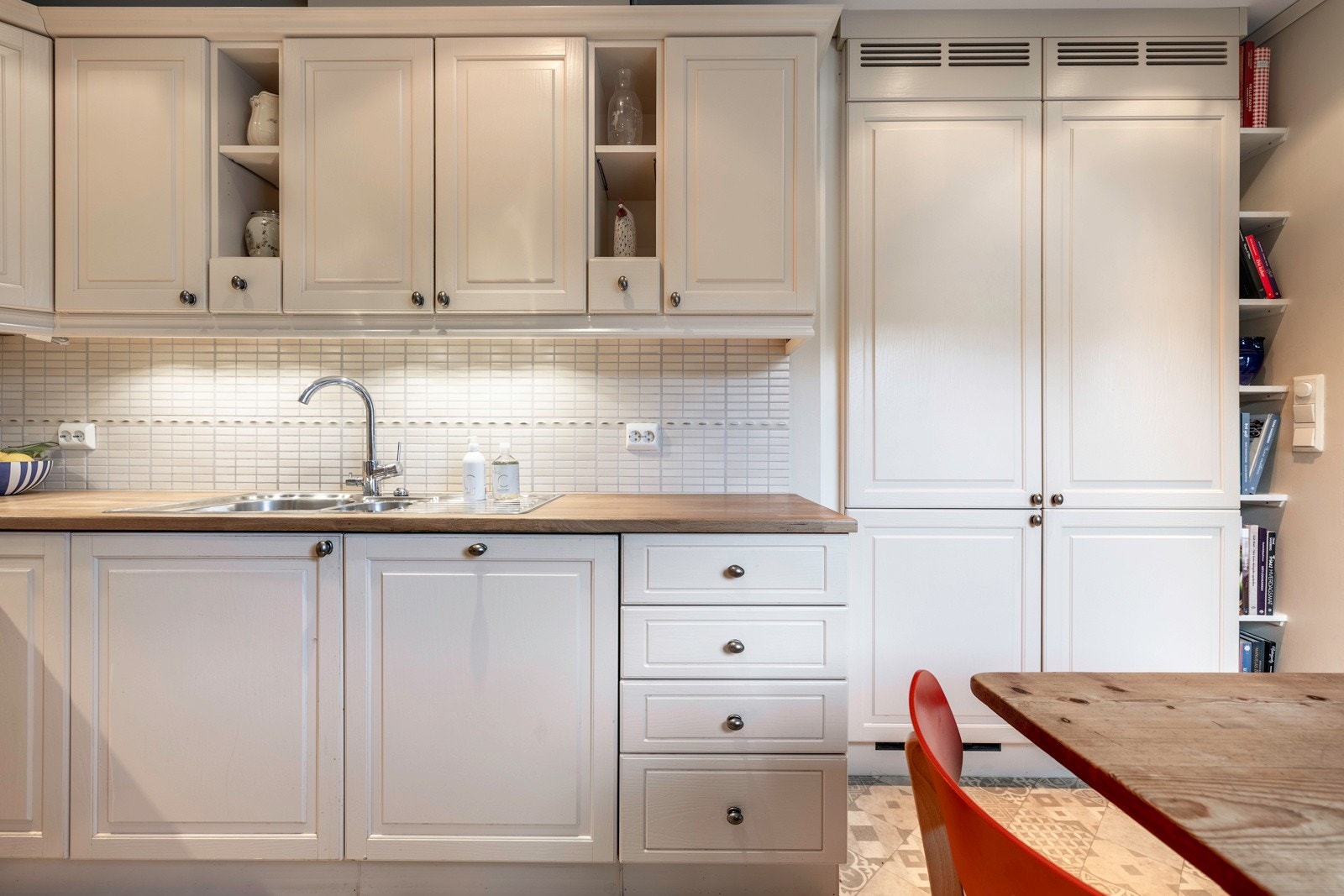 Kjøkkenet er utstyrt med integrerte hvitevarer, inkludert stekeovn, kjøleskap og oppvaskmaskin fra 2021. Galleribilde