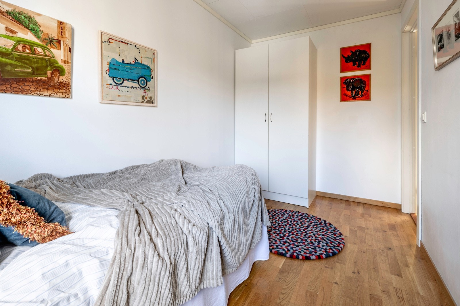 Alle soverommene er innredet med garderobeskap. Galleribilde