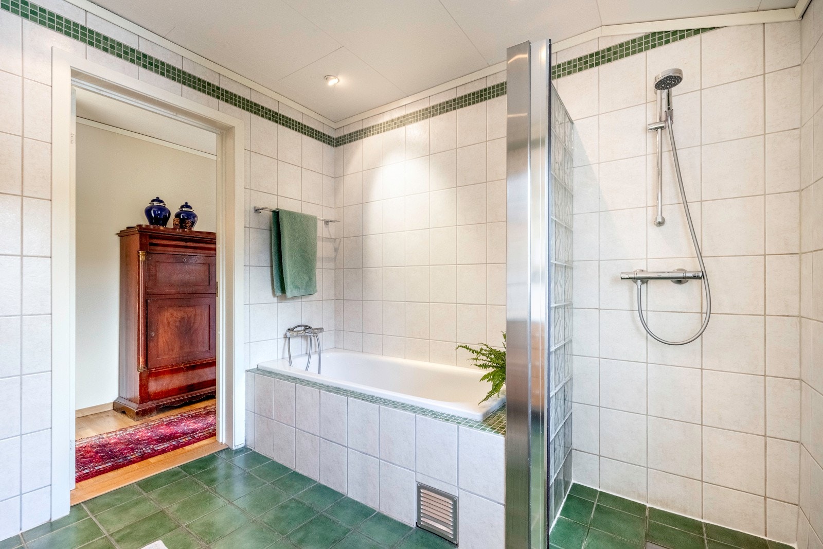 På badet er det både et dusjhjørne og et badekar med dusjløsning. Galleribilde