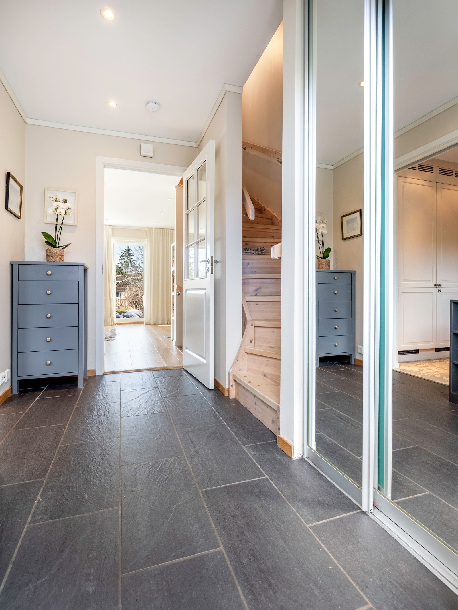 Entreen er utstyrt med gulvvarme og downlights i himlingen. Galleribilde