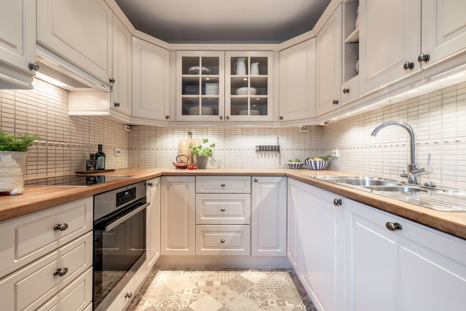 Kjøkkeninnredningen har heltre benkeplate - slipt og behandlet i 2021. Galleribilde