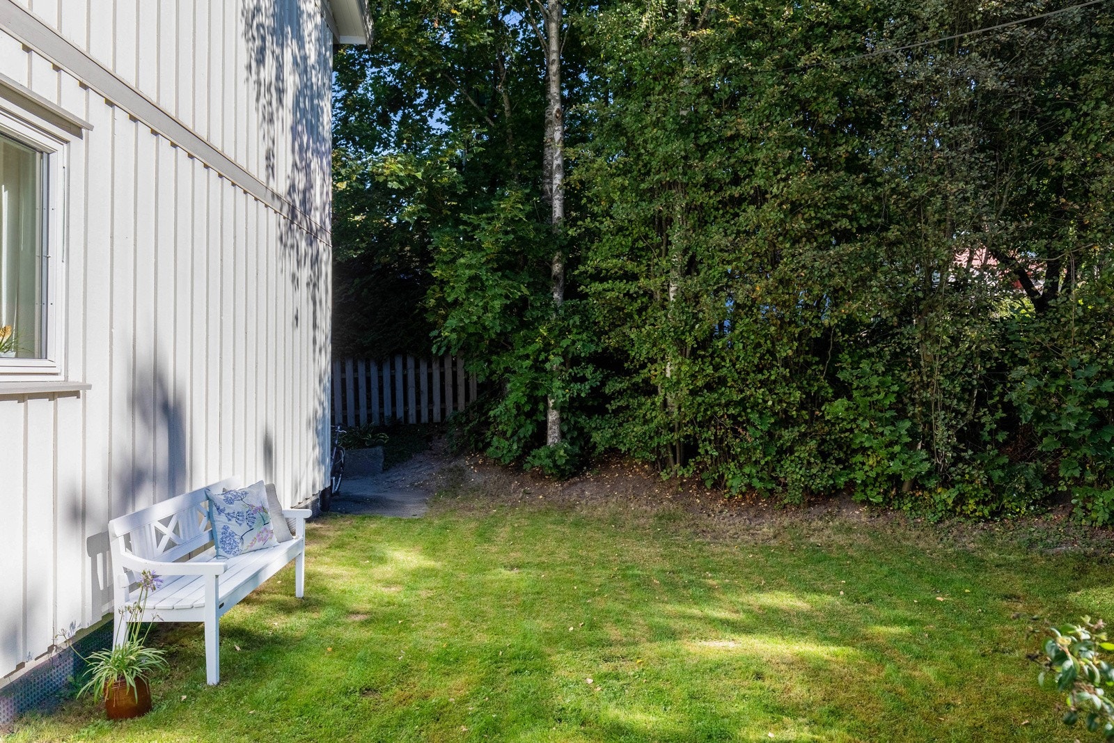 Rekkehuset ligger på en solrik tomt, opparbeidet med gressplen og diverse beplantning. Galleribilde