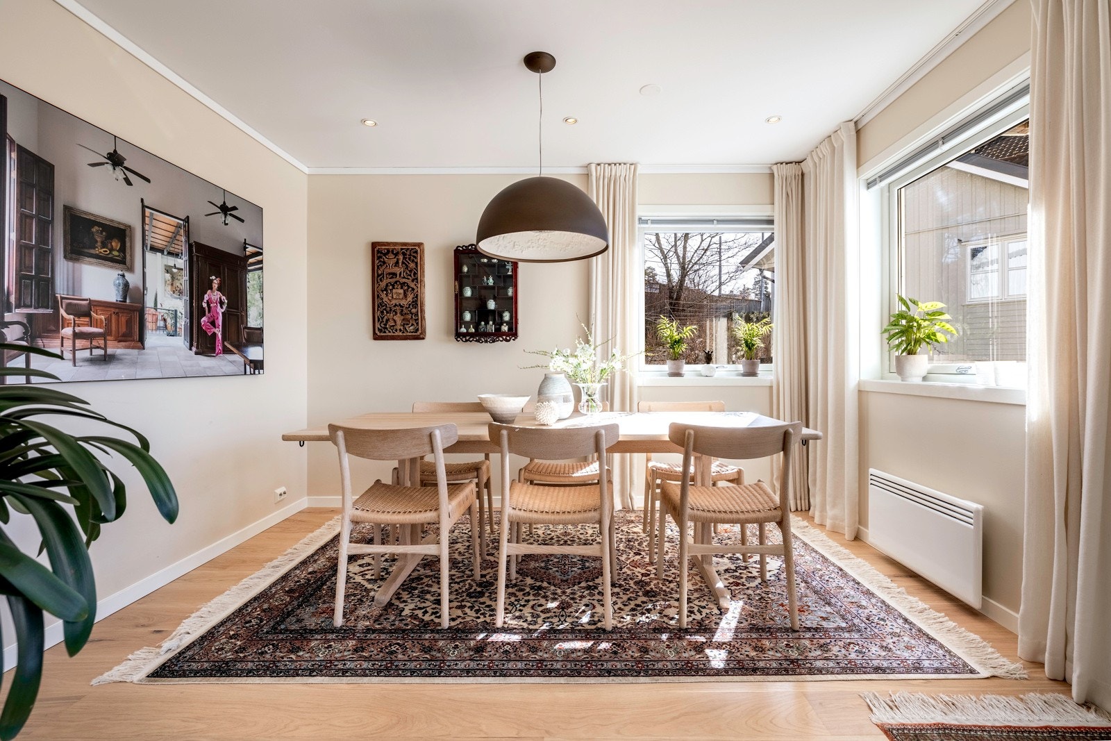 Dagslyset i stuen suppleres ypperlig av downlights rundt deler av himlingen. Galleribilde