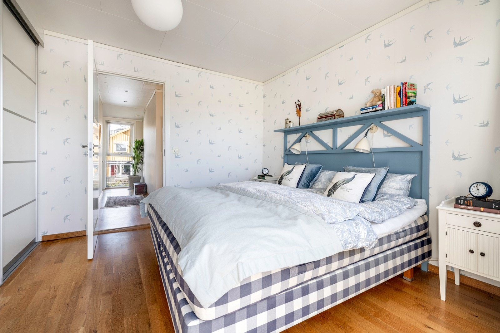 På hovedsoverommet er det balkong og god plass til dobbeltseng med tilhørende nattbord Galleribilde