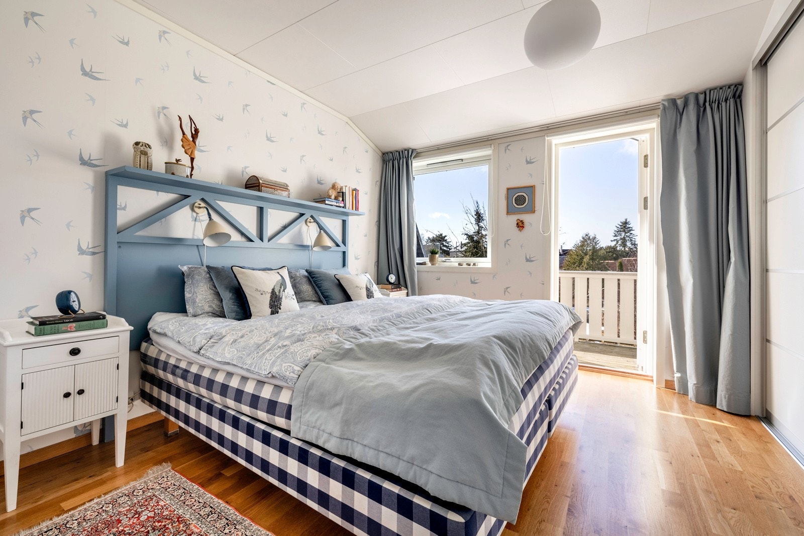 I 2020 ble veggene kledd med en delikat tapet, og denne bidrar til en behagelig atmosfære i rommet. Galleribilde