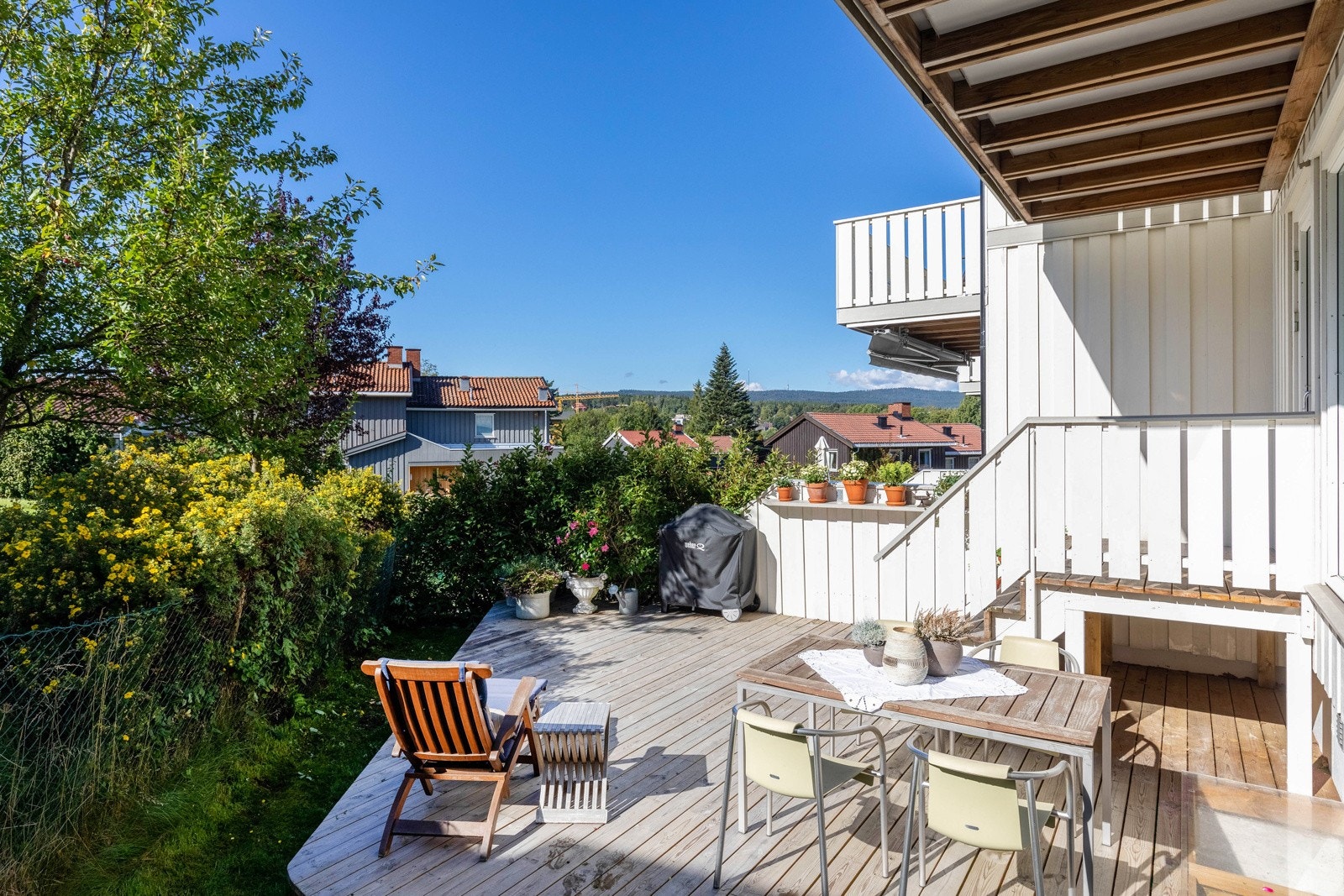 Terrassen innredes enkelt i ulike soner, og innbyr til både stille stunder og sosiale sammenkomster. Galleribilde