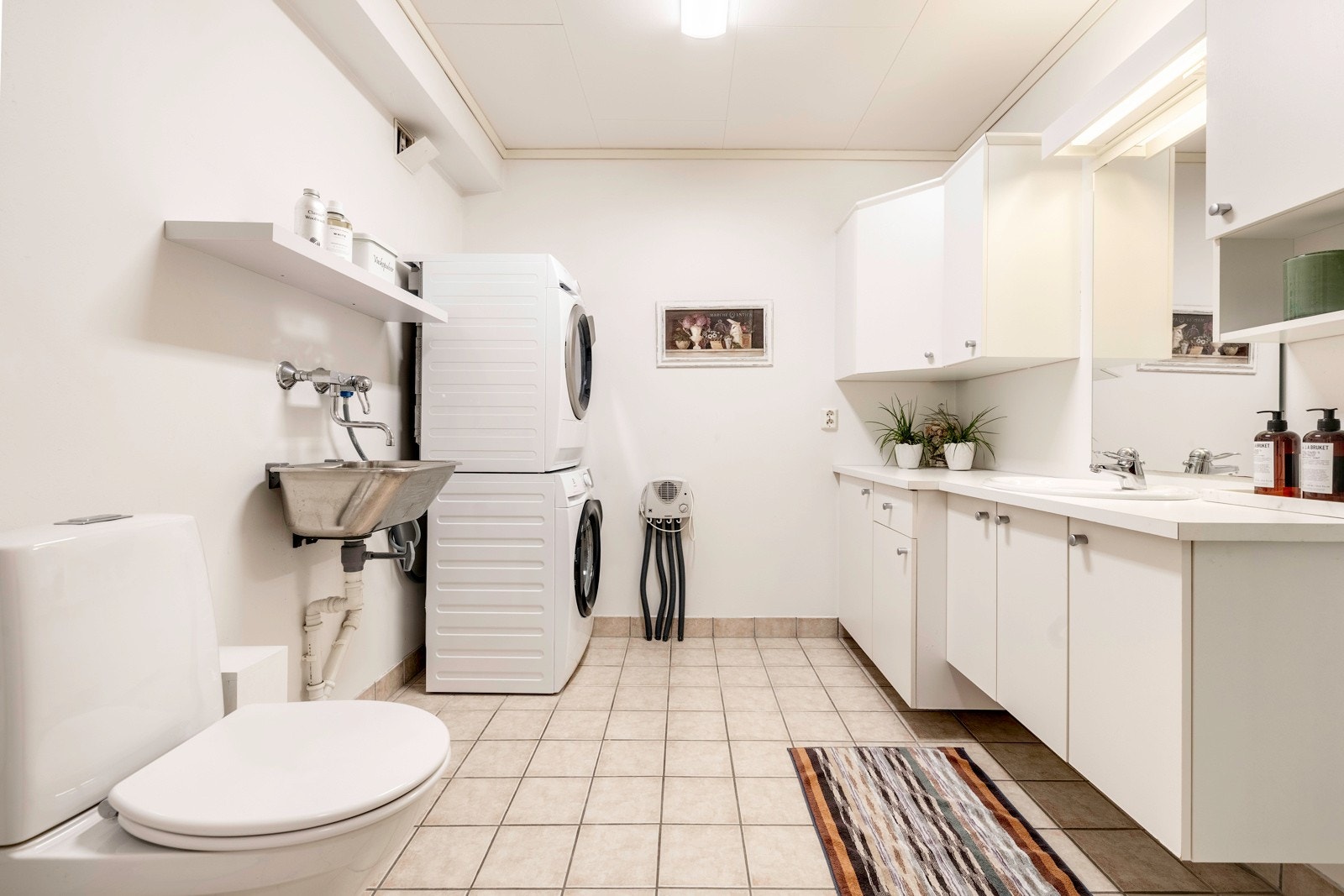 Badet har mye skap- og benkeplass. Galleribilde