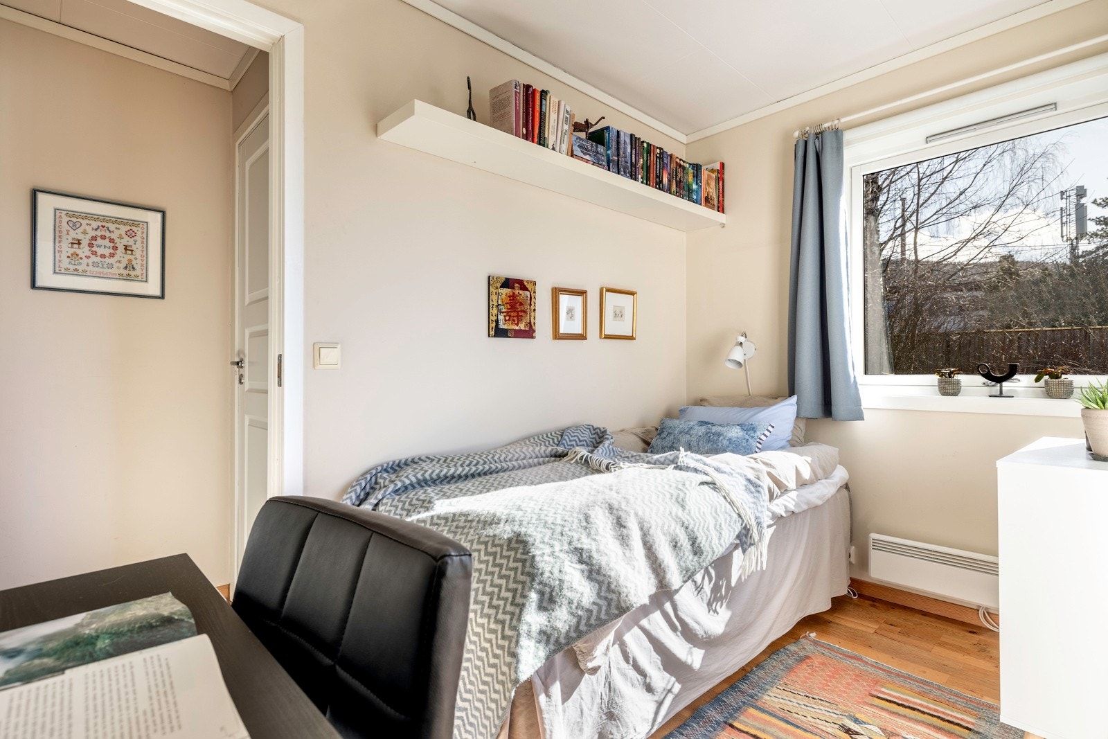 Boligen har tre soverom sammen i andre etasje, svært praktisk hvis man har små barn. Galleribilde