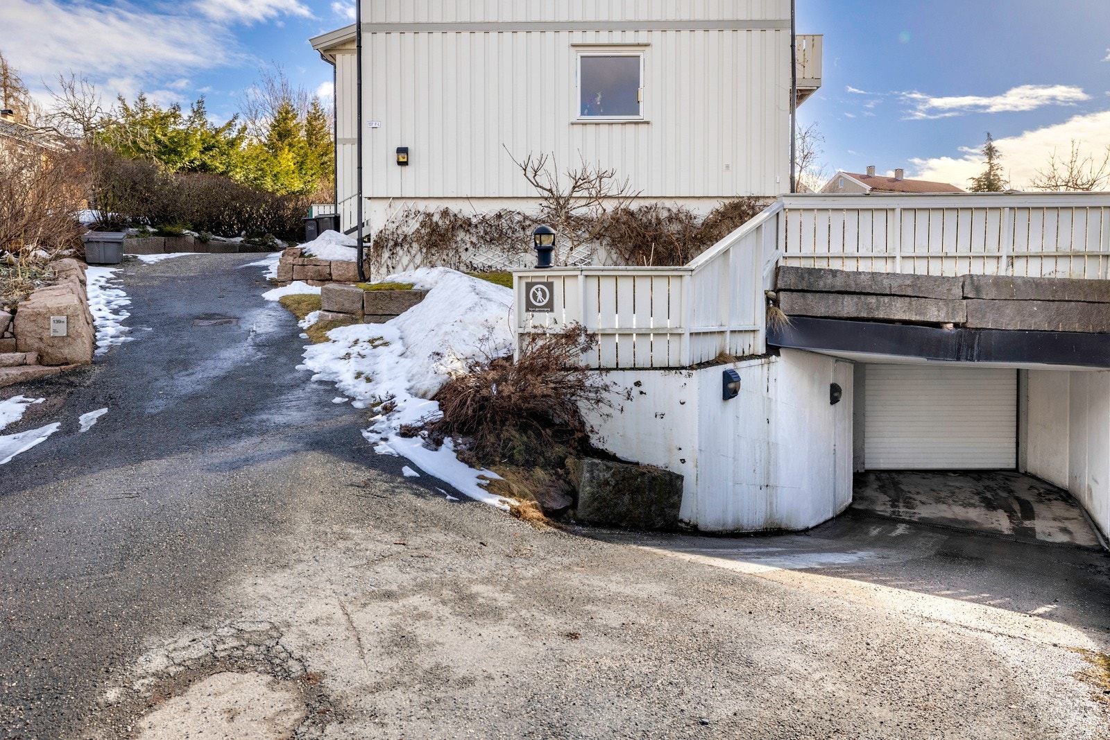 Innkjøringen til den lukkede underjordiske garasjen til sameie. Galleribilde