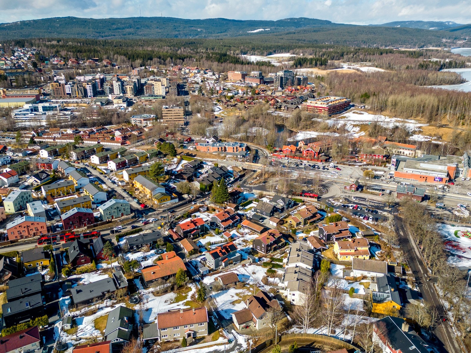 Området har gode oppvekstvilkår, og Kjelsås Idrettslag tilbyr basketball, fotball, håndball, langrenn, alpint og orientering. Galleribilde