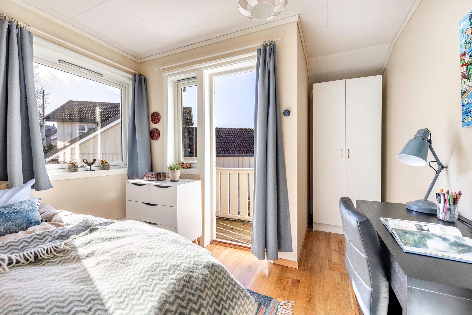 Soverom 2 har egen utgang til en koselig solrik balkong mot sydvest. Galleribilde