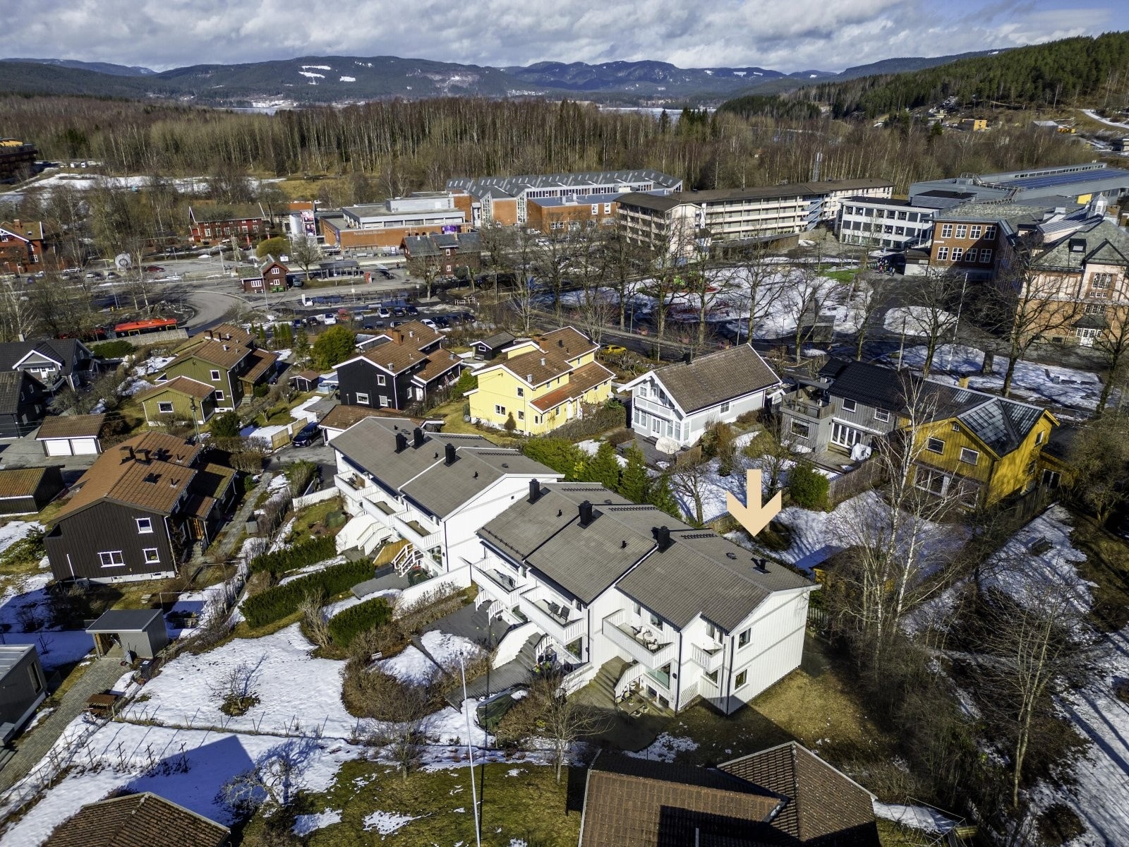 Velkommen til Kjelsåsveien 137L - et flott og velholdt rekkehus over tre etasjer - perfekt for barnefamilien. Galleribilde