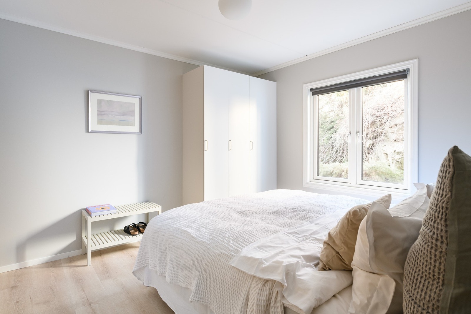 Begge soverommene er pent malt med tidsmessige fargetoner, og har godt med areal for seng, nattbord og annen innredning. Galleribilde