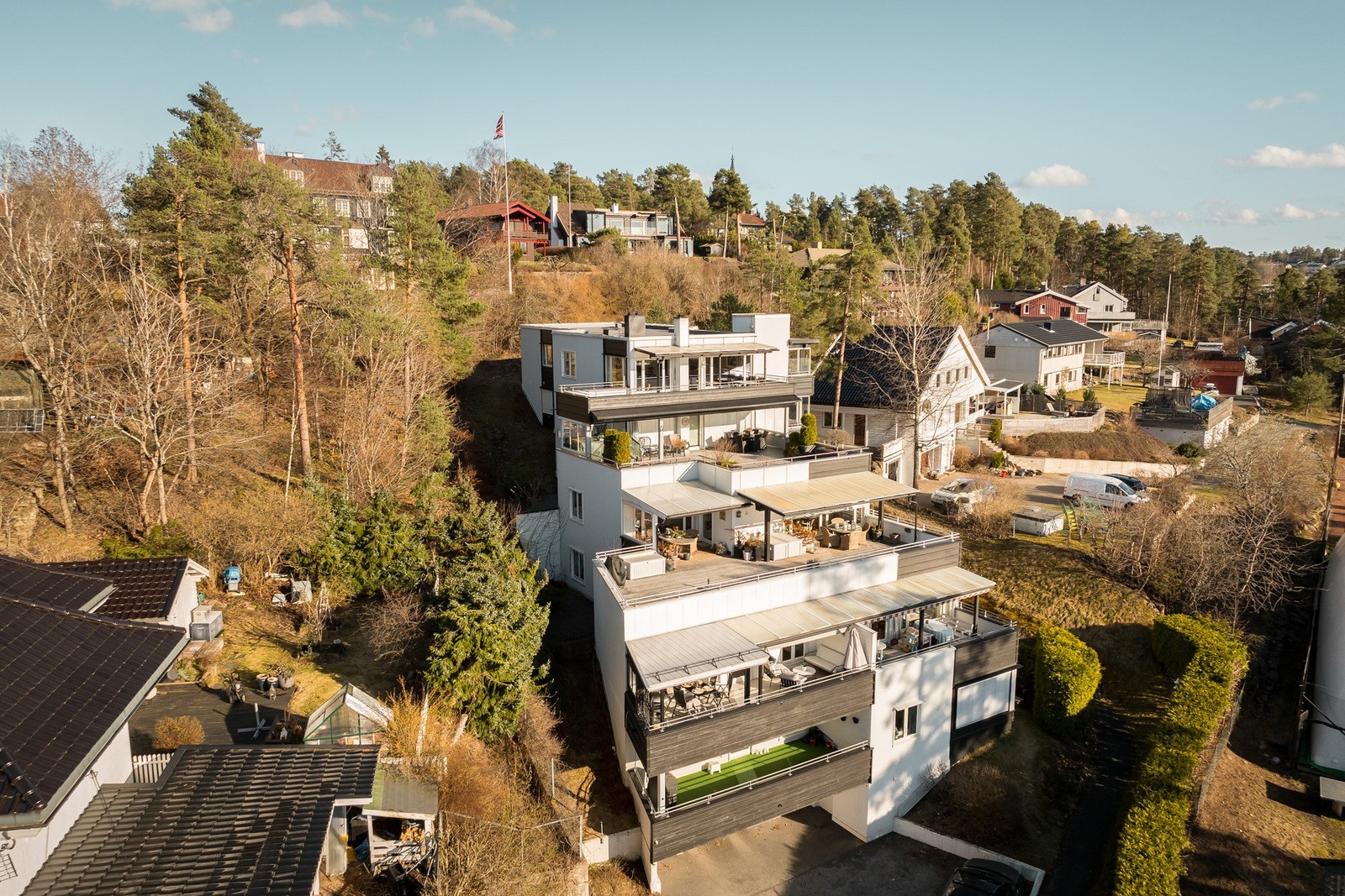 Høyt, luftig og usjenert. Kort vei unna vakre rekreasjonsområder. Gladvollveien 23B presenteres av daglig leder Tommy Stensrud ved Boa Eiendomsmegling Nordstrand. Galleribilde