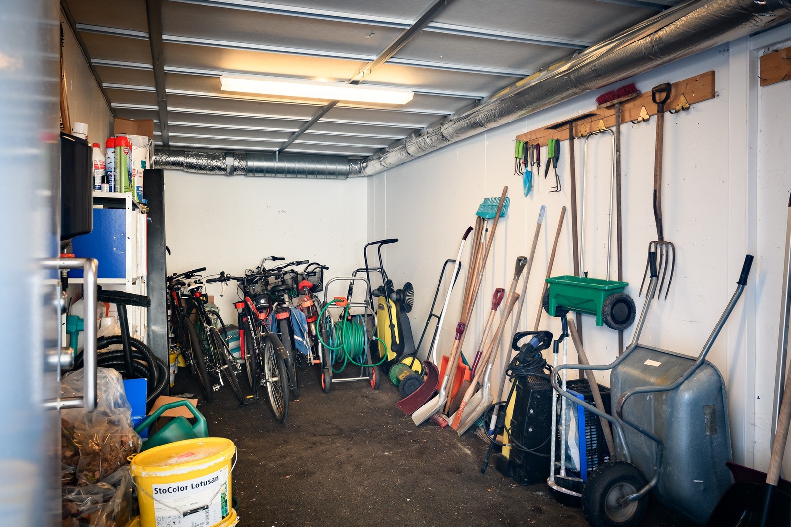 Stor felles redskaps- og sykkelbod. Galleribilde