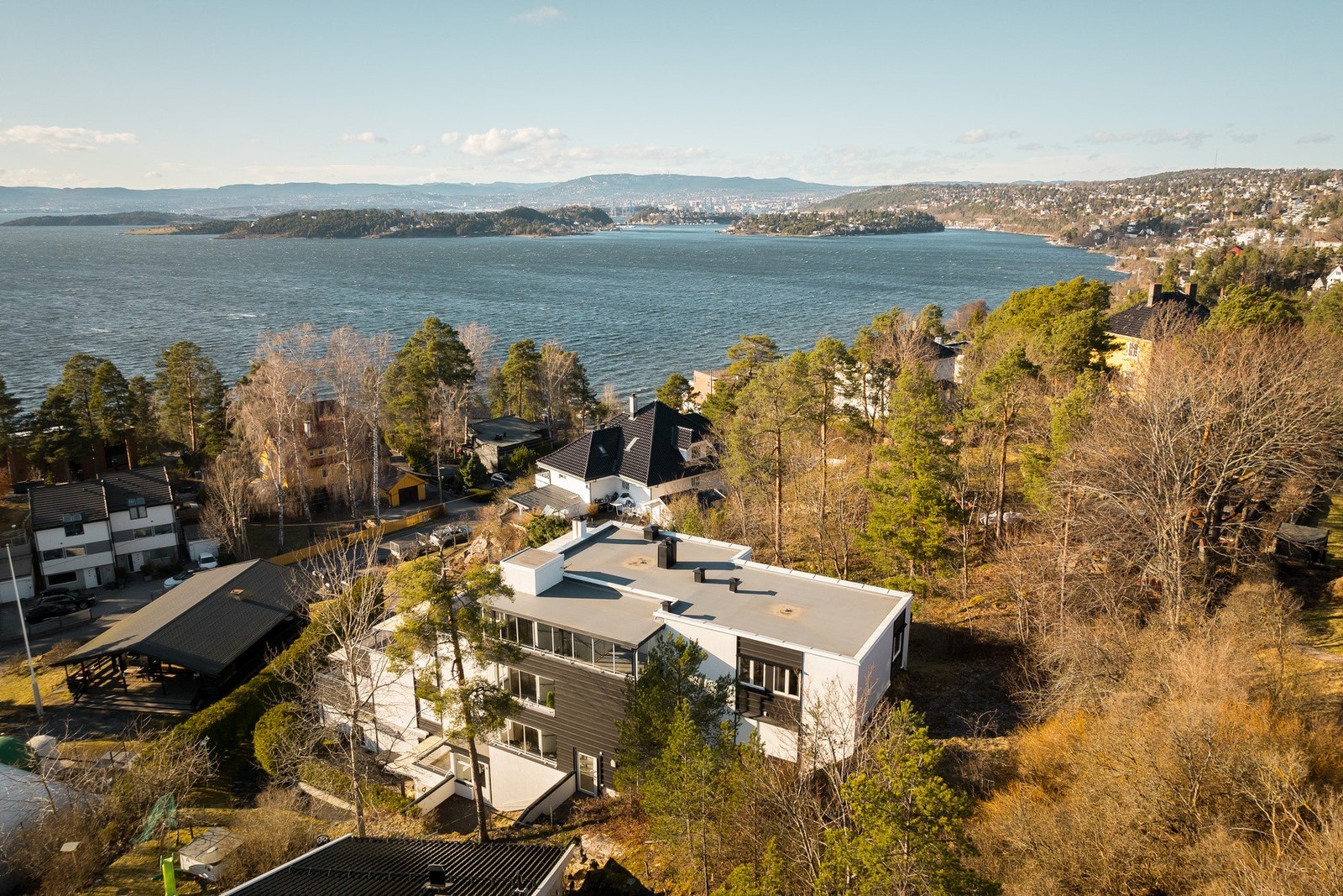 Nabolaget er veletablert og rolig, og det er kort vei til alt av hverdagslige fasiliteter som dagligvare, kollektivtransport og servicetilbud. Et herlig bosted for barn og voksne i alle aldre. Galleribilde