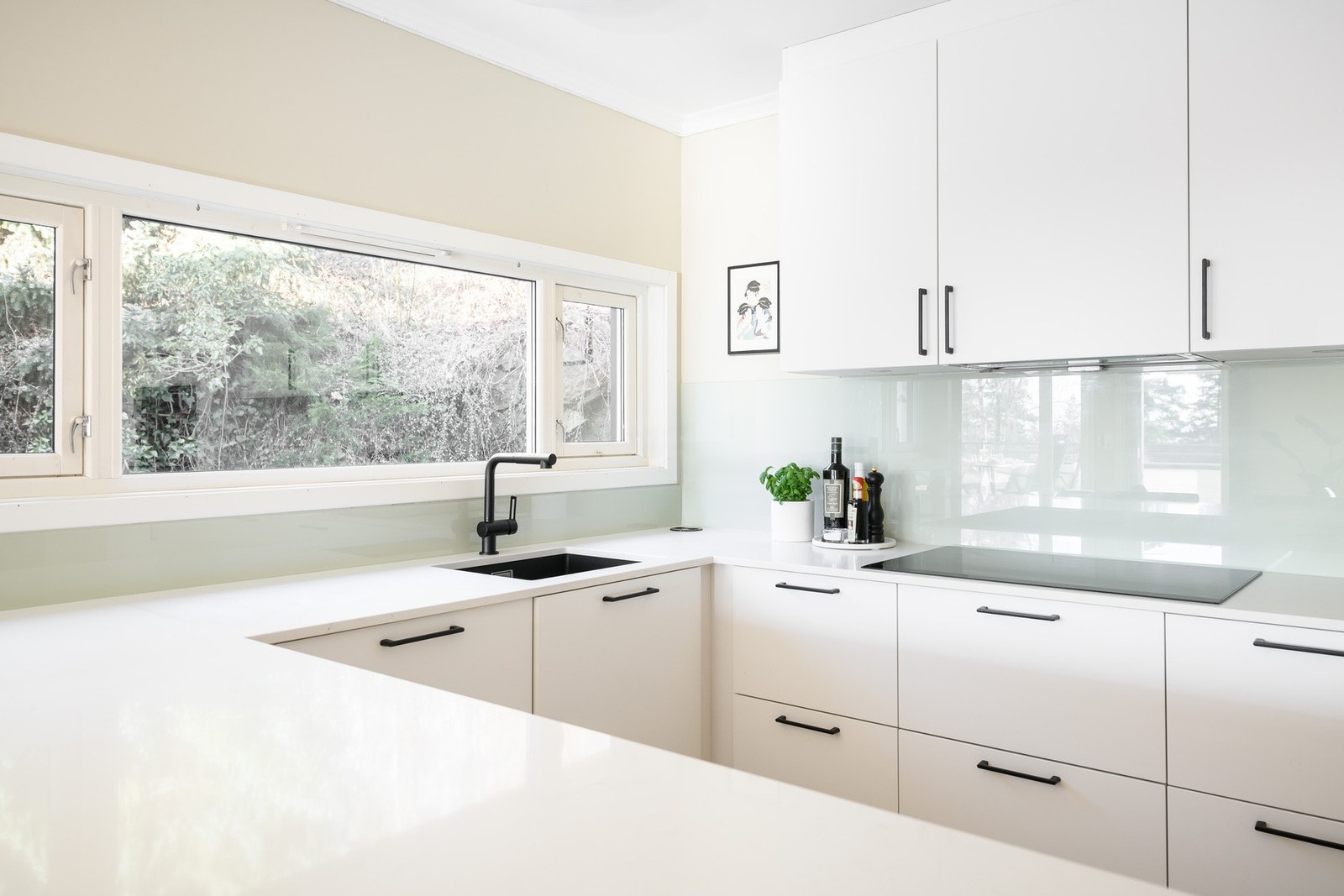 Hvitevarene inkluderer induksjon platetopp (bred modell), stekeovn, oppvaskmaskin og kjøle- og fryseskap. Galleribilde