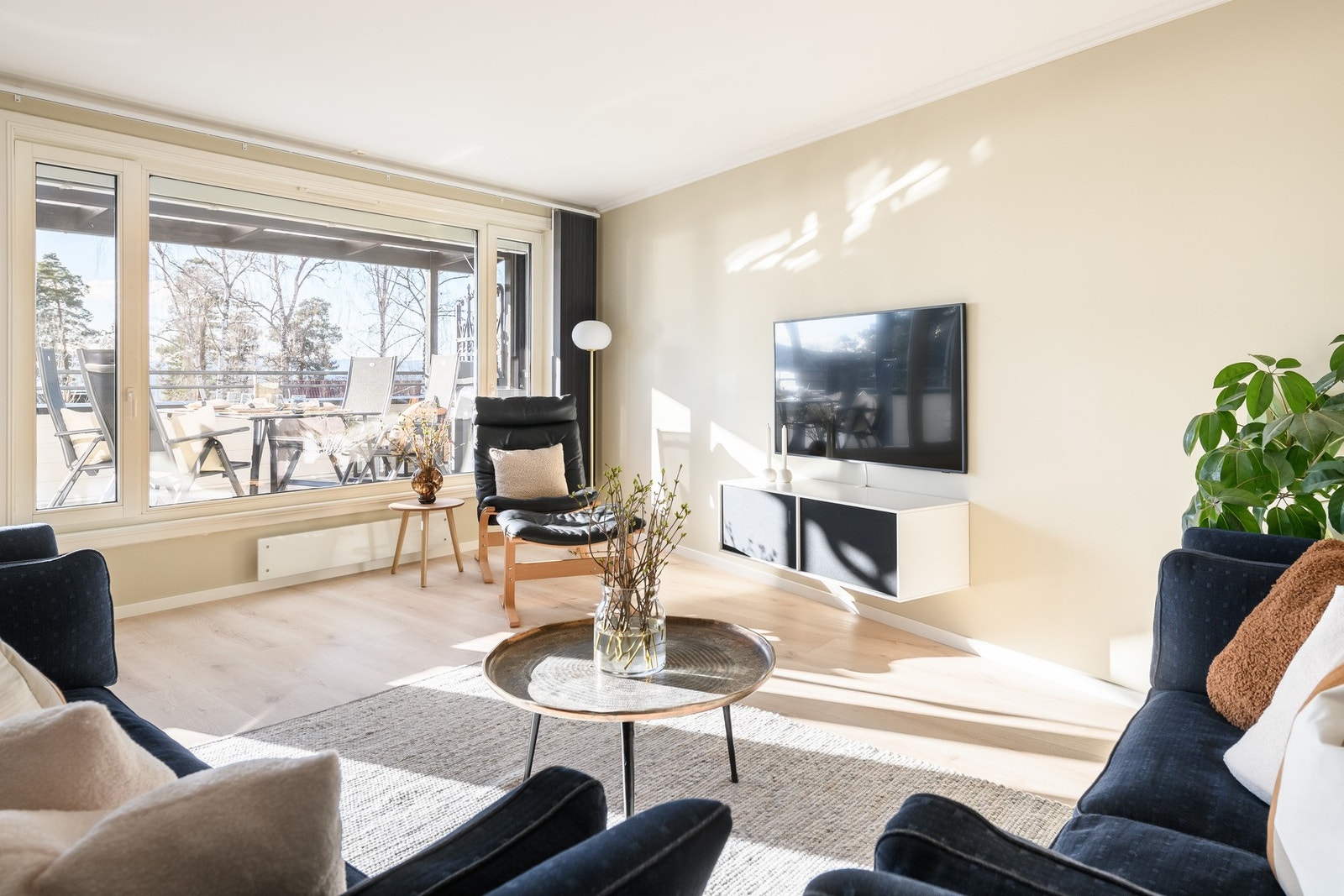 Godt med plass for sofagruppe og spisebord, og uttrykket er moderne. Galleribilde