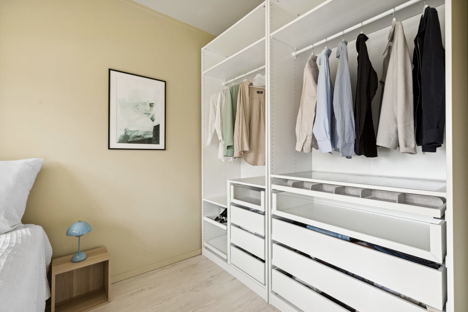 Soverommet har plass til både 180cm. seng, nattbord og garderobeskap. Galleribilde