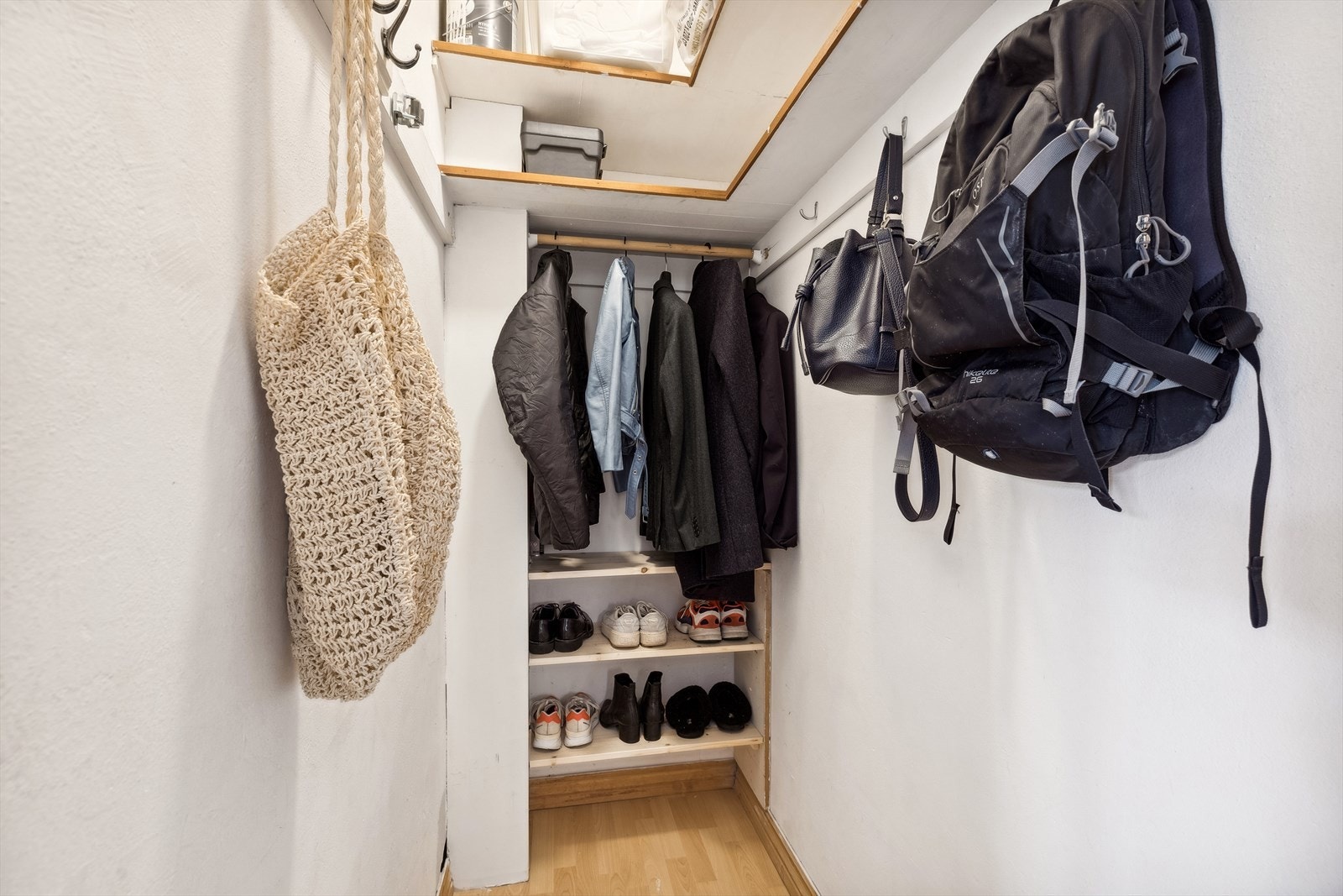 Den innvendige boden er innredet med praktiske hyller og garderobeoppheng. Galleribilde