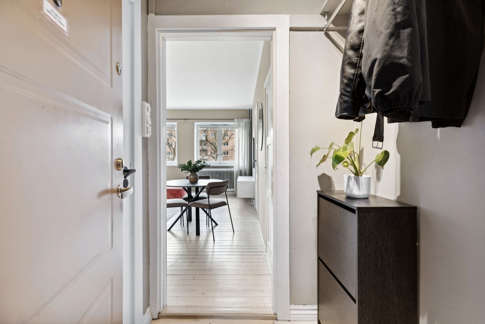 Her er god plass til å henge fra seg ytterklær og sette bort sko. Galleribilde