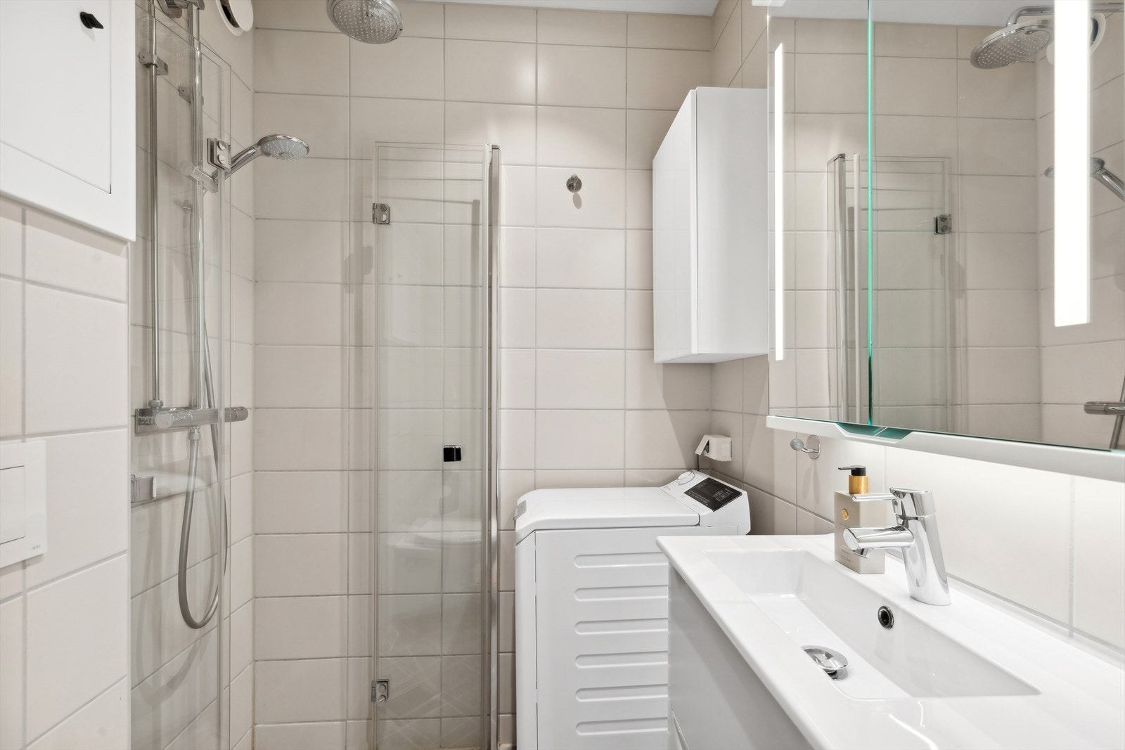 Opplegg til egen vaskemaskin på badet. I tillegg har borettslaget et fellesvaskeri med store industrimaskiner. Galleribilde
