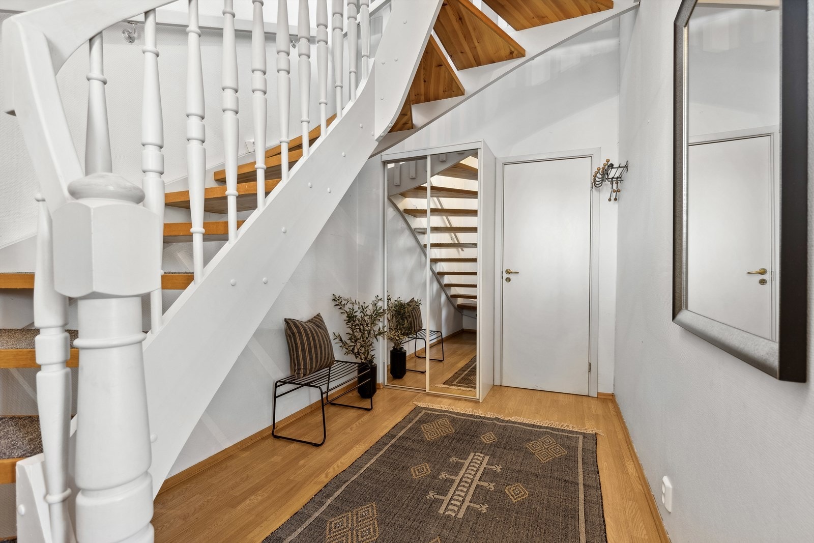 Velkommen inn. Stor entré med særdeles god takhøyde. Med direkte tilgang til innvendig bod og videre til garasje. Galleribilde