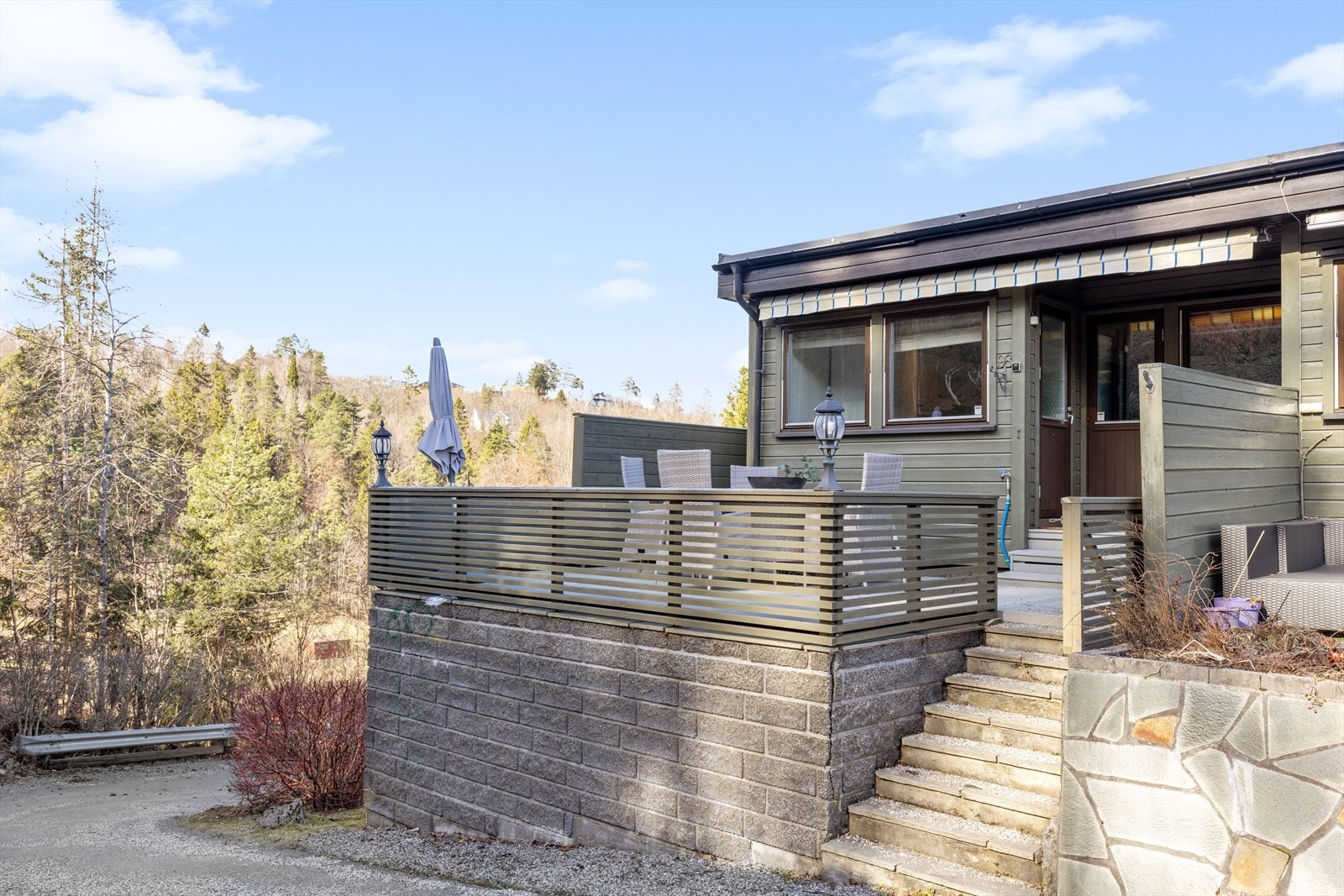 Terrasse hvor man nyter ettermiddag/kveldssol med direkte utgang fra kjøkkenet. Man kan kjøre opp for enkel avlessing av matvarer etc. Galleribilde